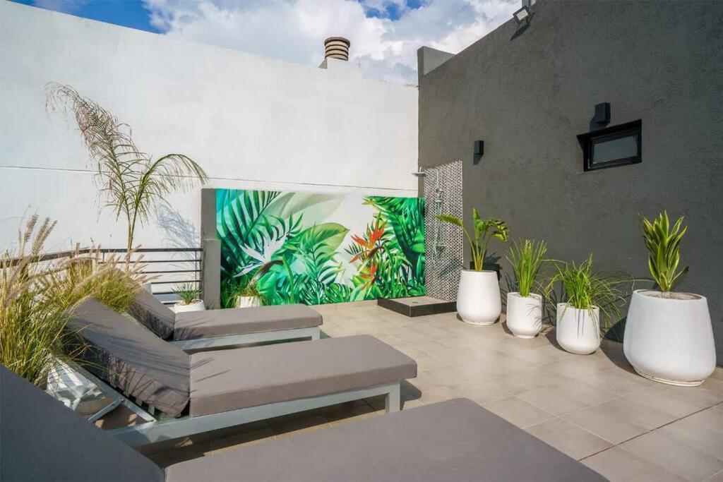 Studio Getaway, King Bed & Rooftop BBQ by depptö