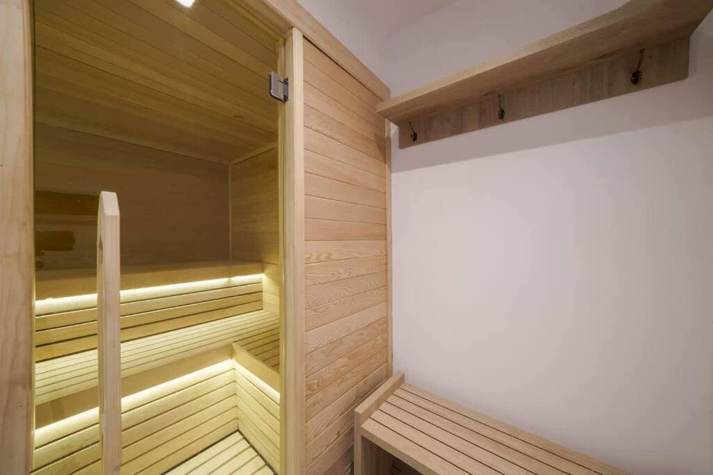Studio Getaway, King Bed & Rooftop BBQ by depptö