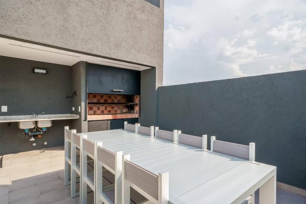 Studio Getaway, King Bed & Rooftop BBQ by depptö