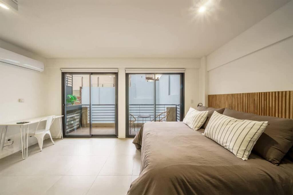 Studio Getaway, King Bed & Rooftop BBQ by depptö