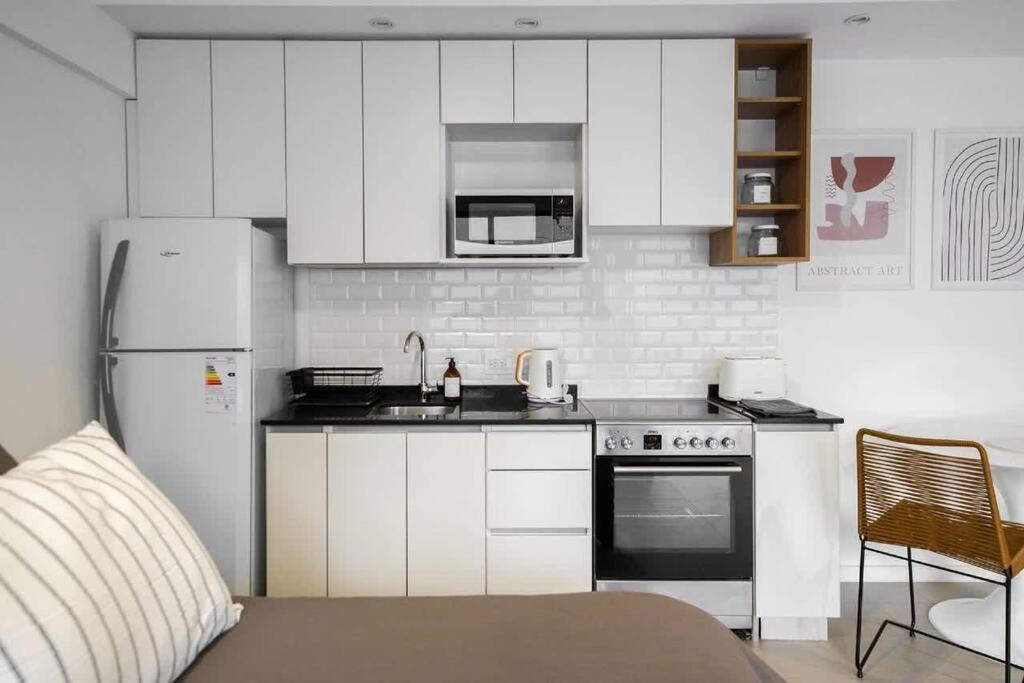 Studio Getaway, King Bed & Rooftop BBQ by depptö