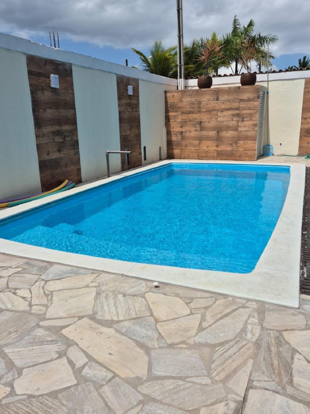Peruíbe: Casa em Condomínio c/ Piscina