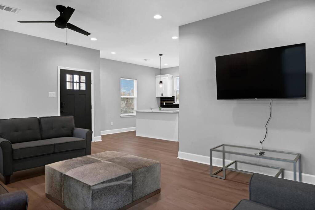 Sleeps 7 Newly Built 10 min from All major attractions view 3
