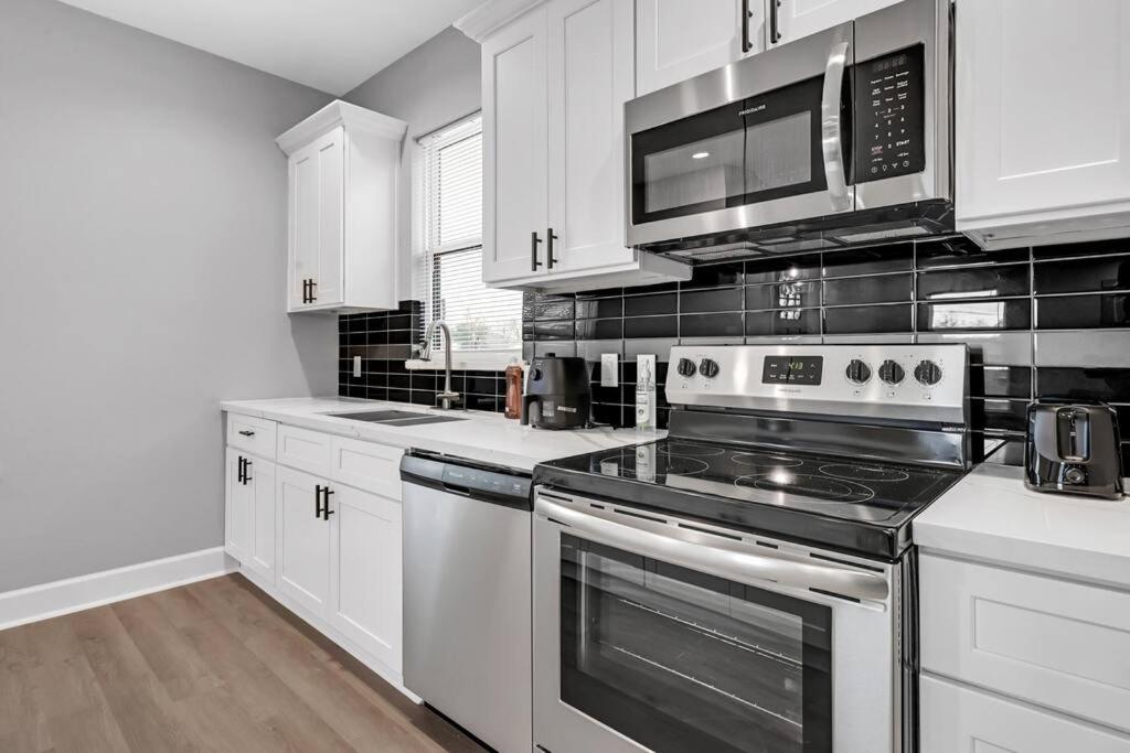 Sleeps 7 Newly Built 10 min from All major attractions view 4