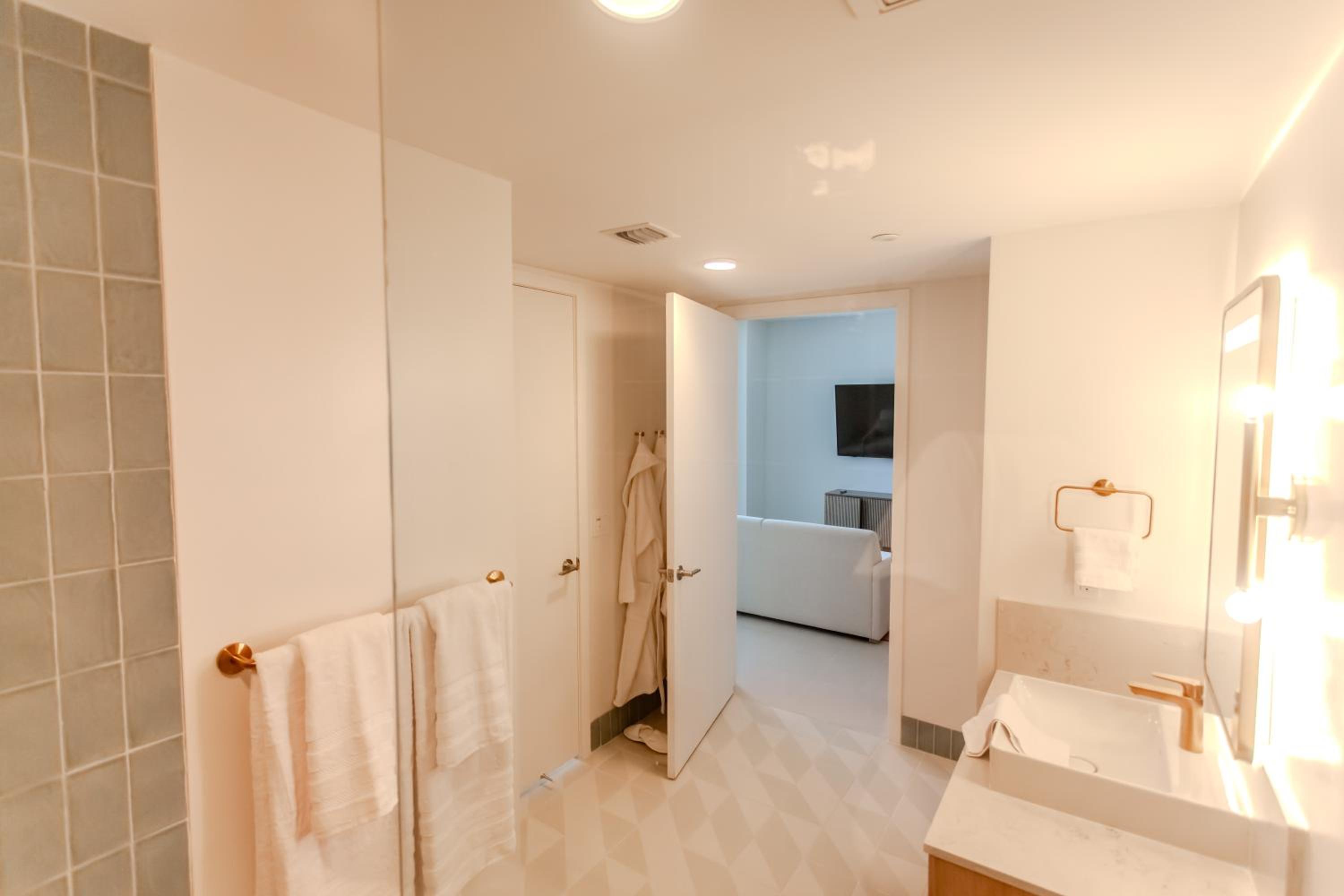 Luxurious Downtown Escape