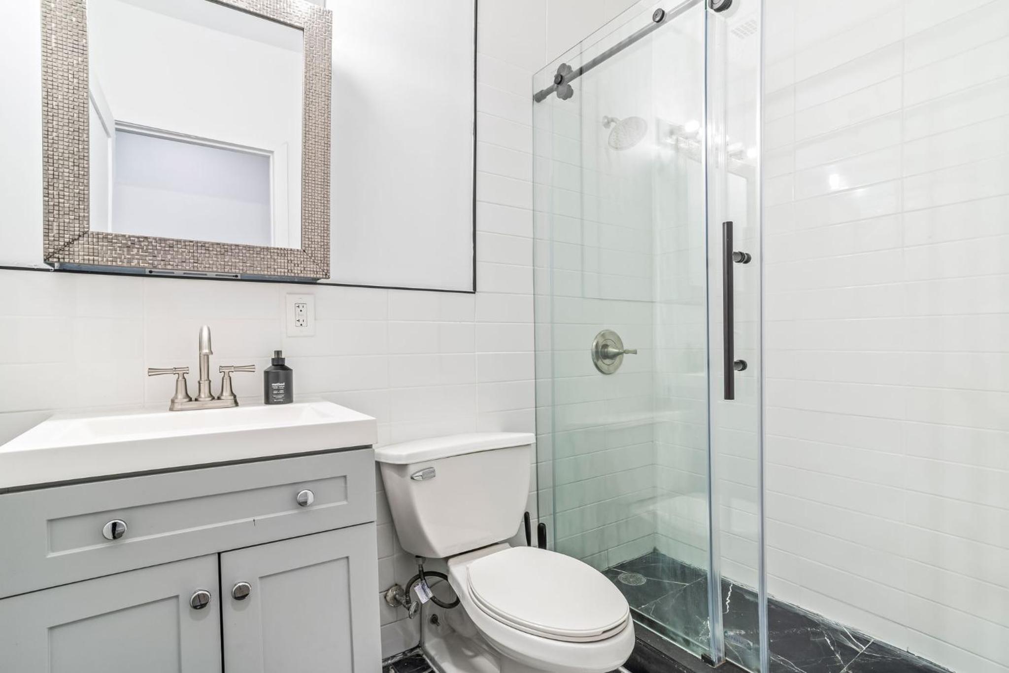 Stylish 2 Bed 1 Bath Stay by the Chrysler Building & Vibrant Murray Hill