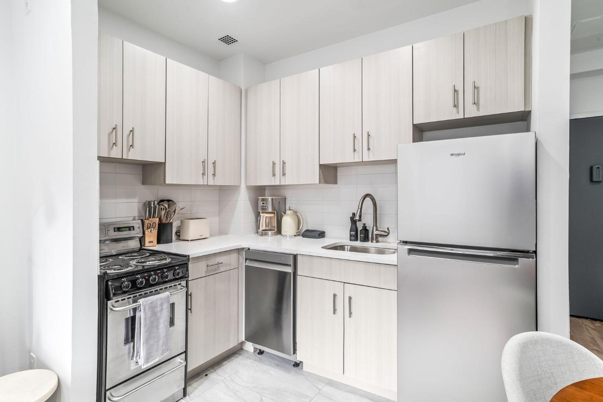 Stylish 2 Bed 1 Bath Stay by the Chrysler Building & Vibrant Murray Hill