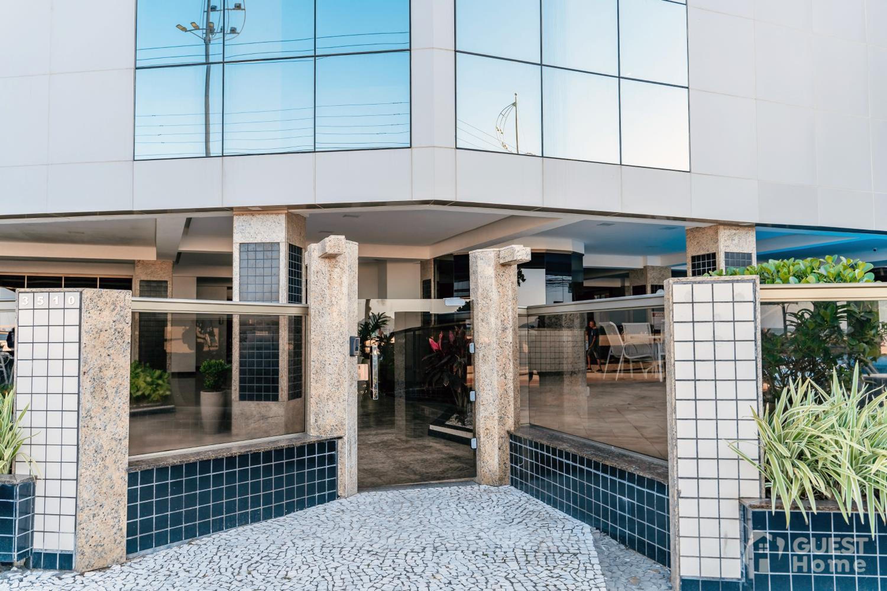 Apto Pé na Areia e Vista Deslumbrante, Sacada com Churrasqueira, Amplo, Frente para o Mar, Alto Padrão