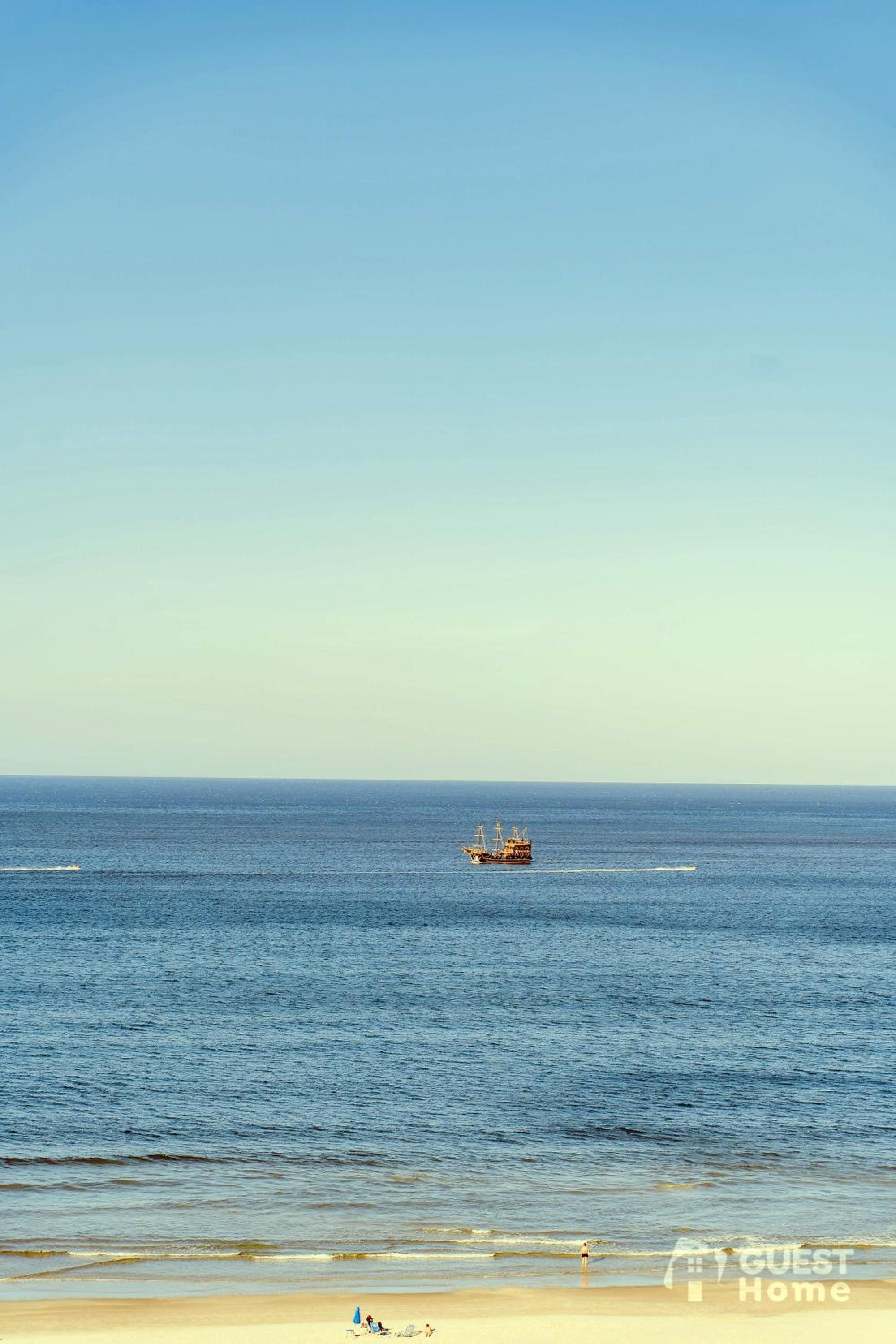 Apto Pé na Areia e Vista Deslumbrante, Sacada com Churrasqueira, Amplo, Frente para o Mar, Alto Padrão