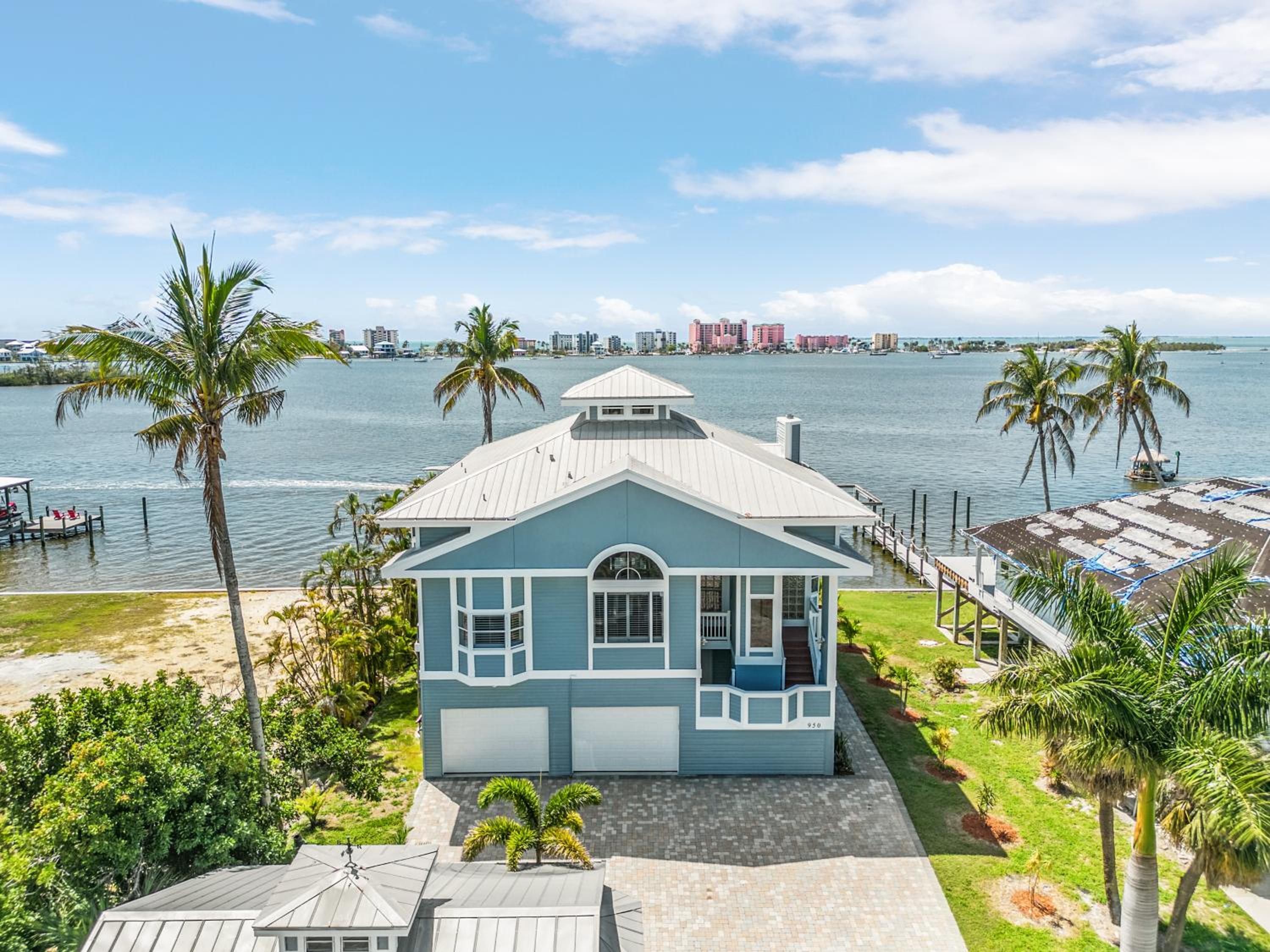 Waterfront Sea Breeze Bay: Pool, Spa & Dock Access