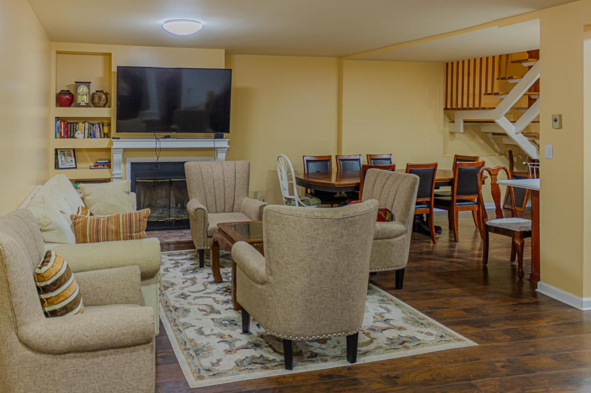 5BR Lakefront Dock Retreat