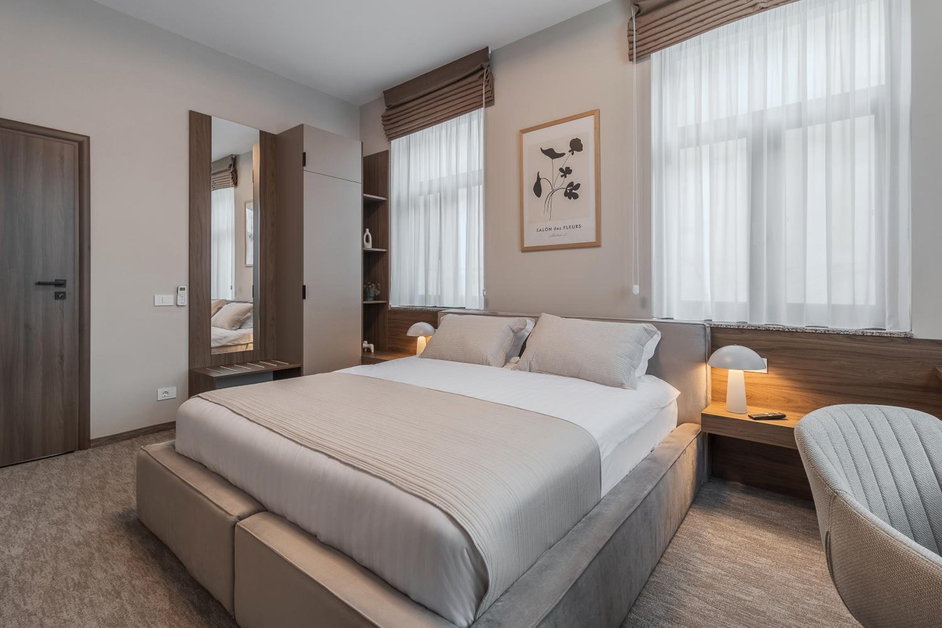 Ullmann Residence cu parcare in curte view 2