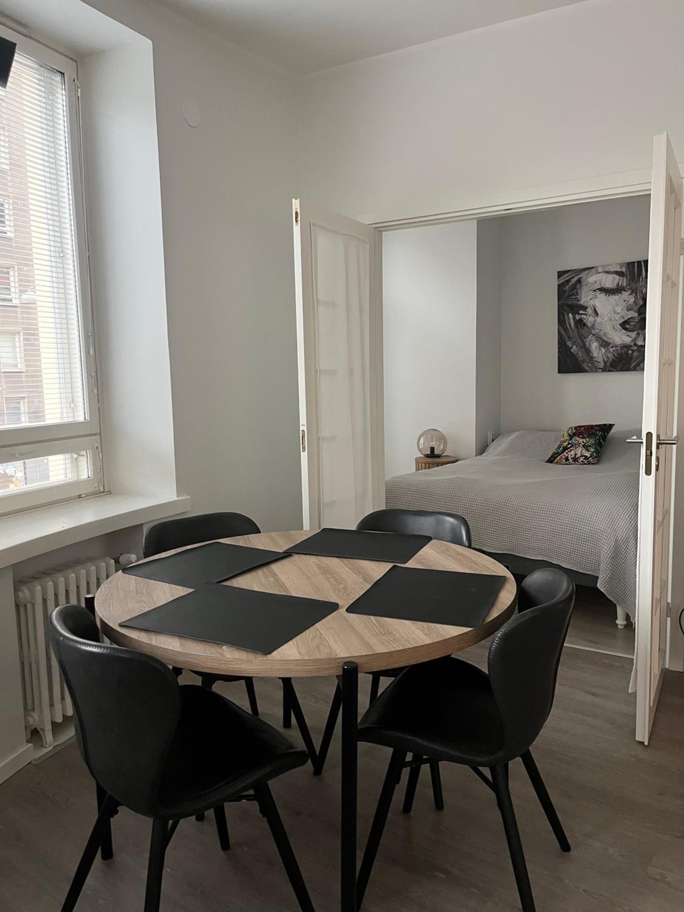 Charming & Cozy Apartment in Downtown view 3