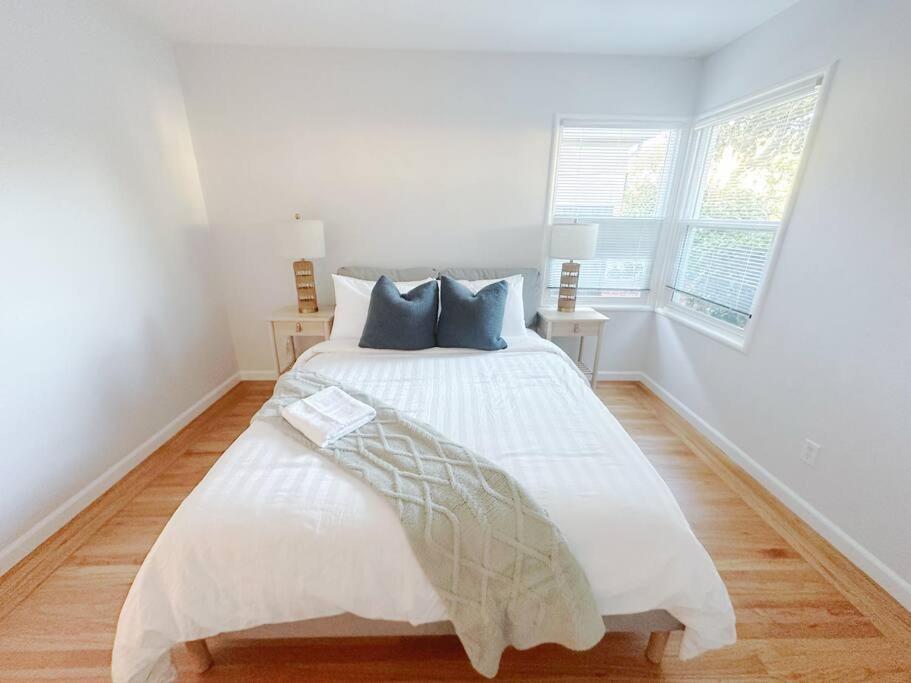Newly Furnished Retreat 5 Min to Stanford & Downtown Palo Alto view 3