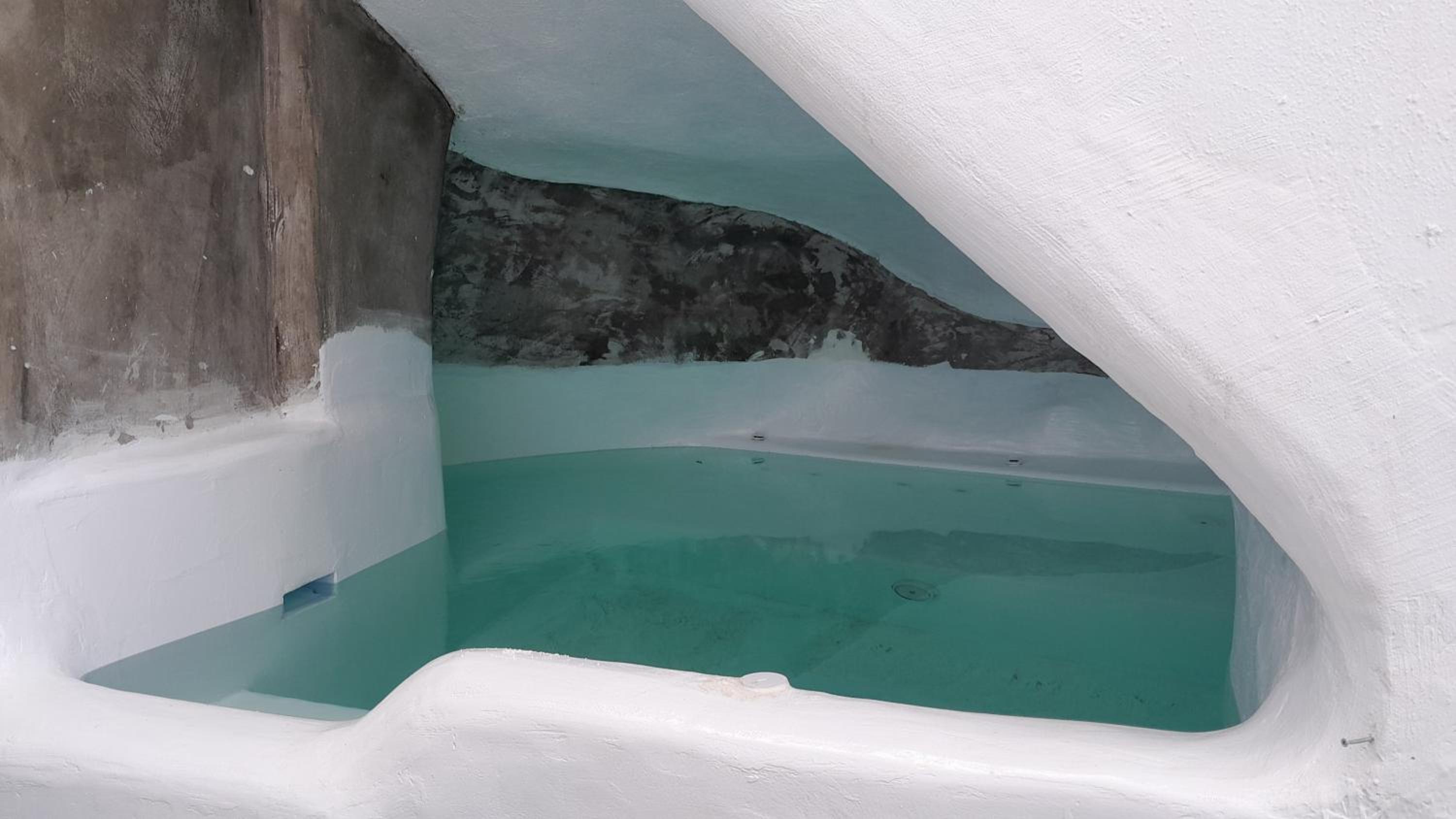 Cave Traditional House on the cliff with shared pool & Buffet Breakfast