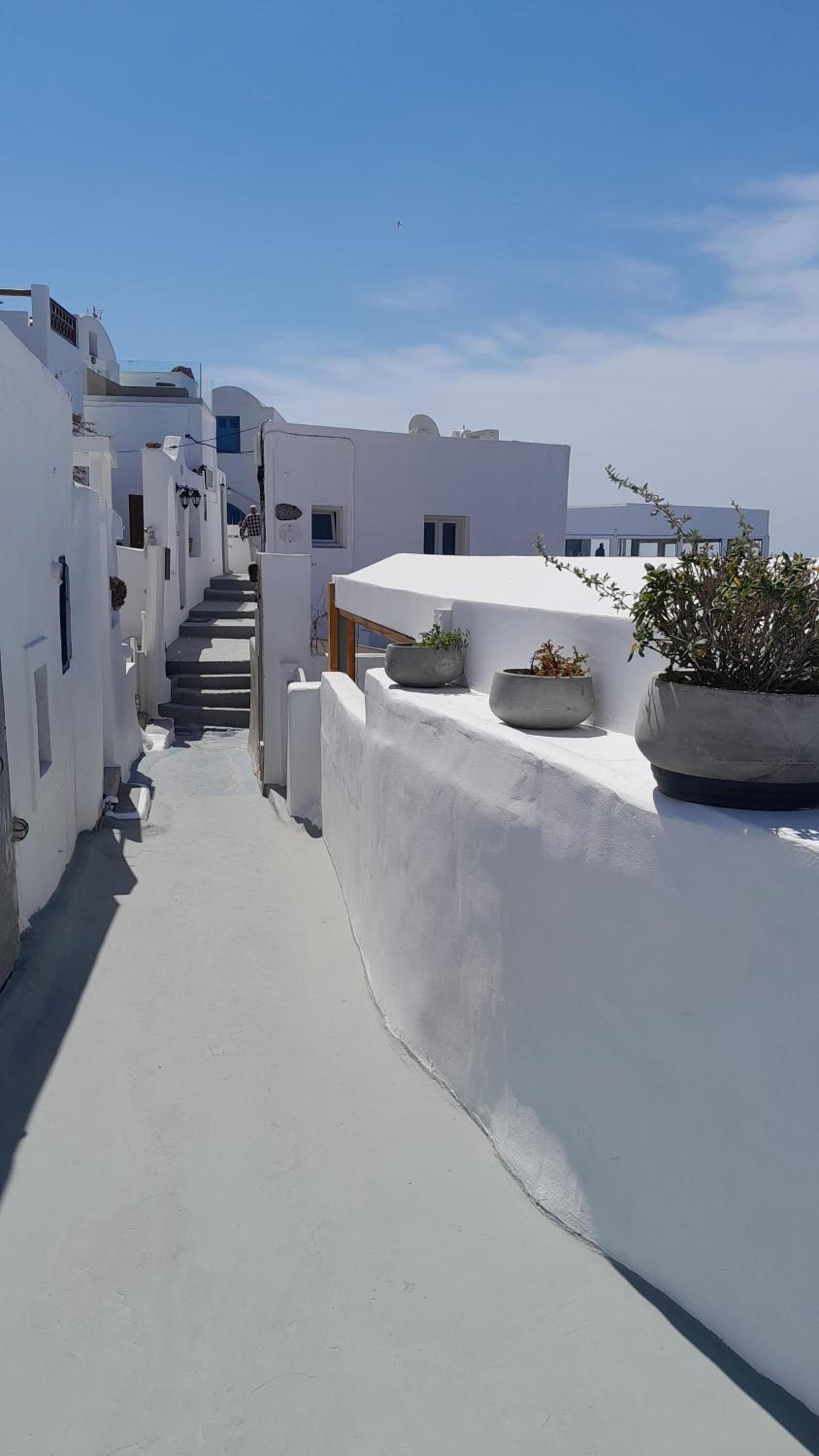 Cave Traditional House on the cliff with shared pool & Buffet Breakfast