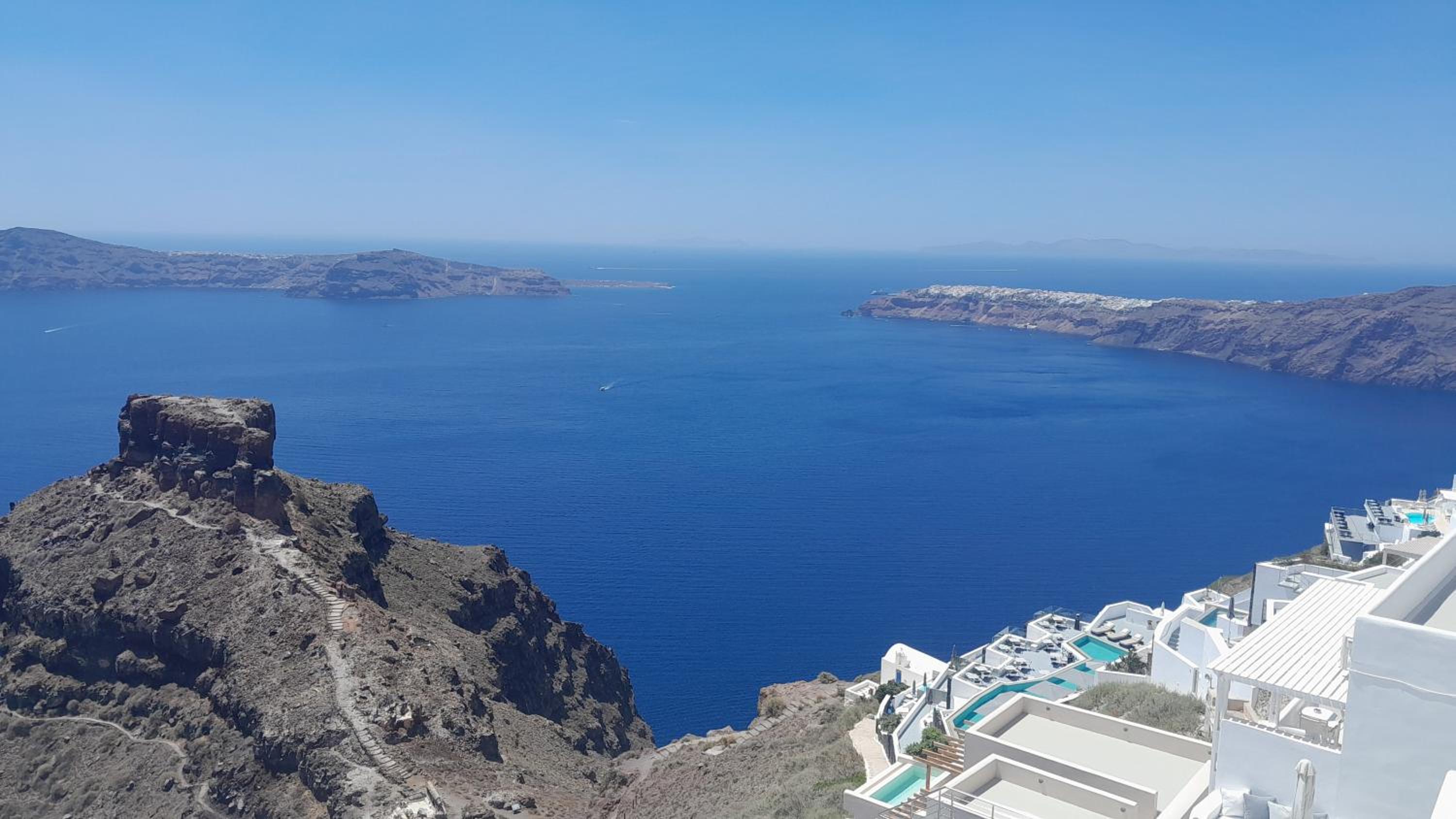 Cave Traditional House on the cliff with shared pool & Buffet Breakfast