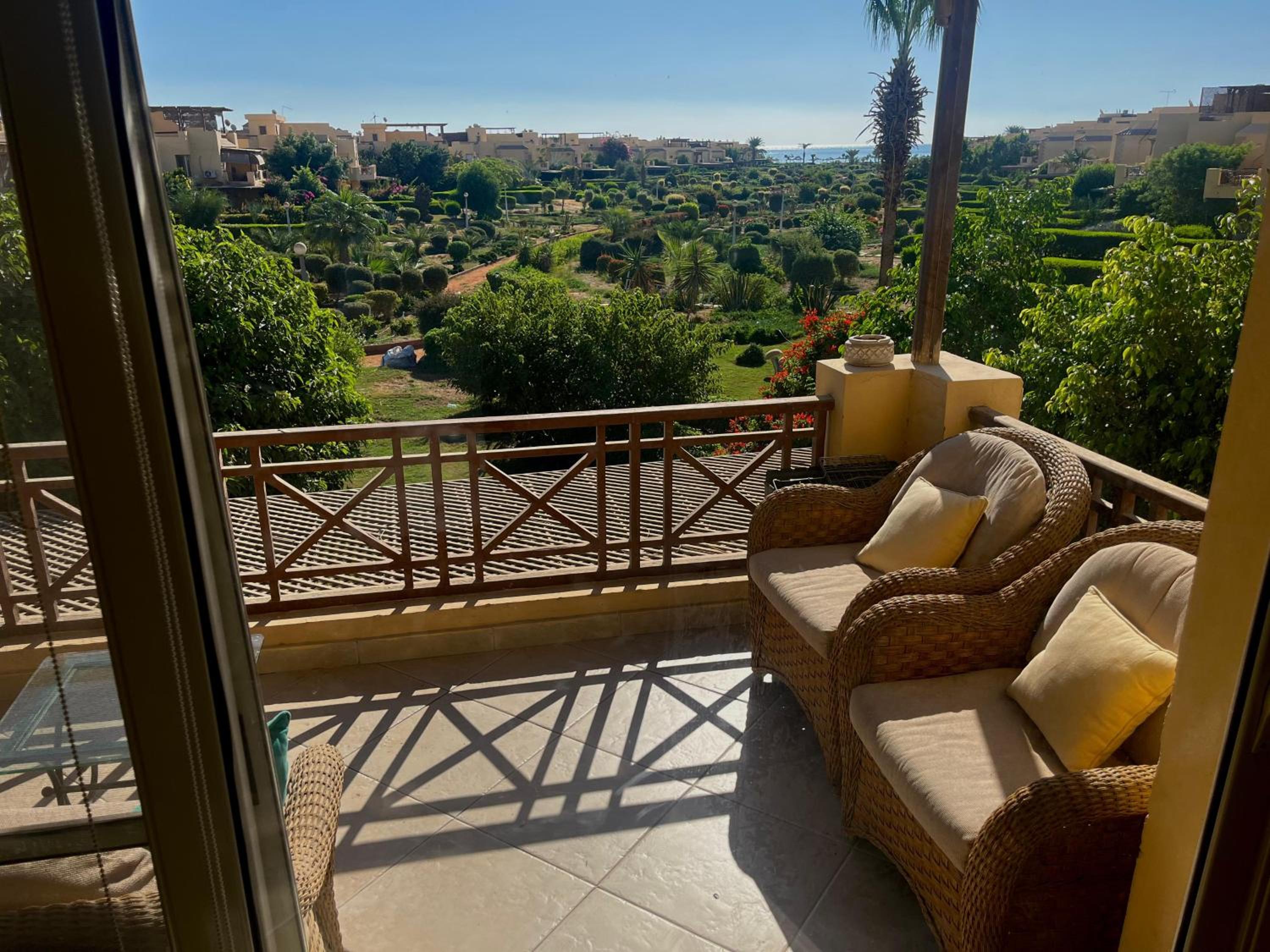 Modern 4Brs-Villa with Stunning Golf view l Unique outdoor garden Einbay view 3