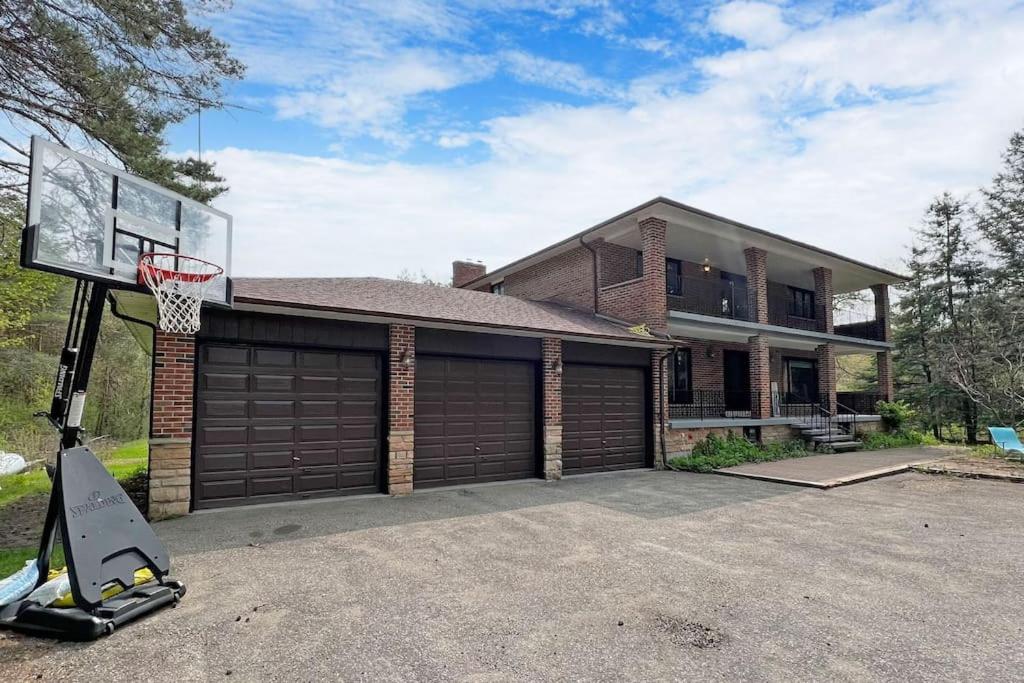 Newly renovated luxury villa in Stouffville, ON