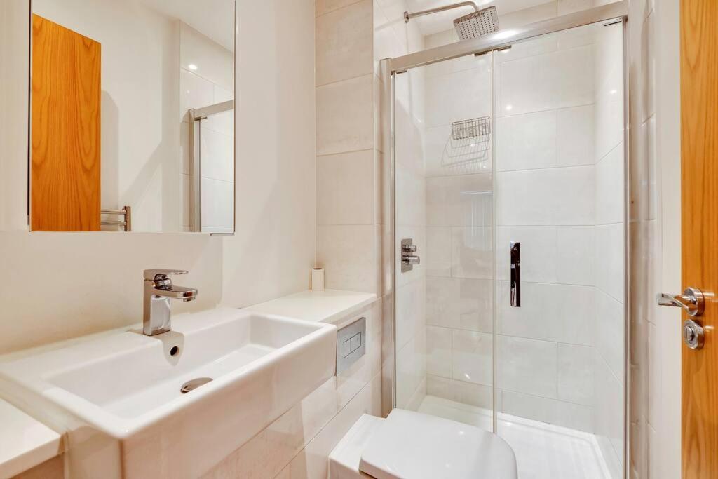 City View 2BR with Gym & Gardens view 3
