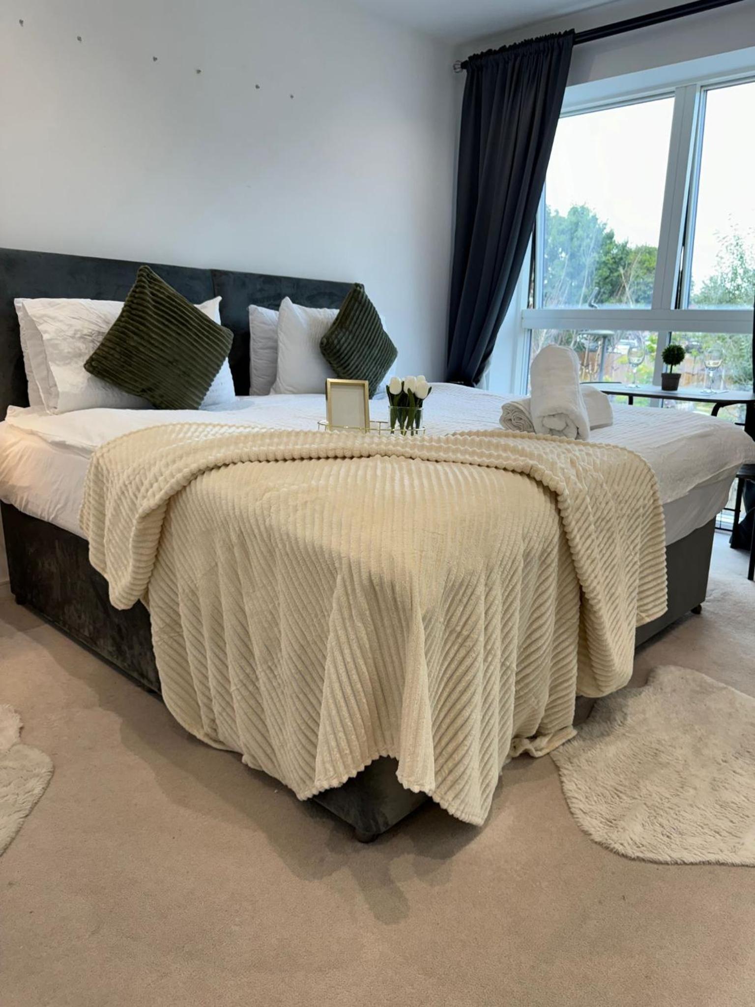 Kayz Lodge- Luxury Ensuite-Private & Shared Accommodation in a New House at the Olympic village overlooking Stratford Westfield and Tube Station