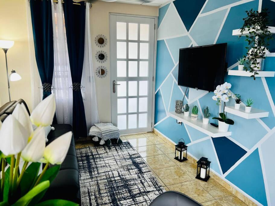 BlueBreeze - Cozy Apartment Near Airport view 4