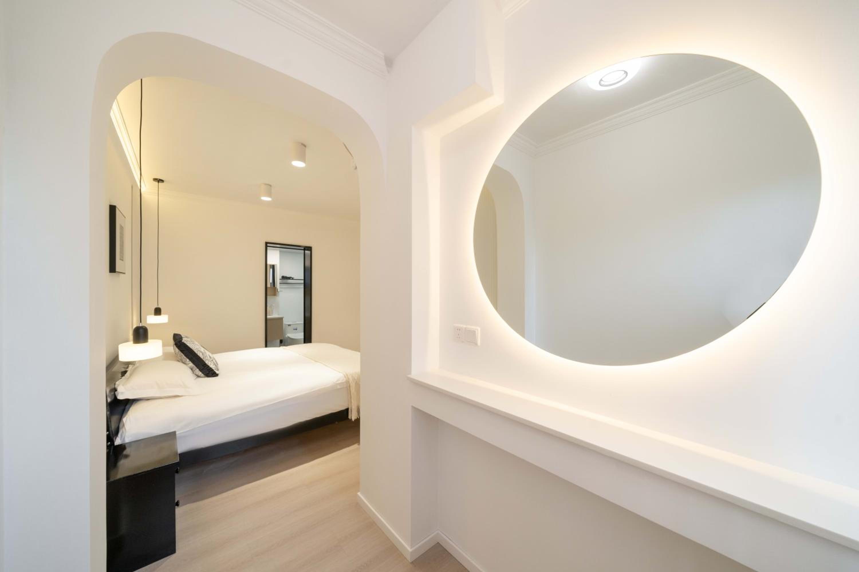 Yi Du Home with City View - Family Suite 500m to Nanjing West Rd Near People's Square -Credit Cards Accepted