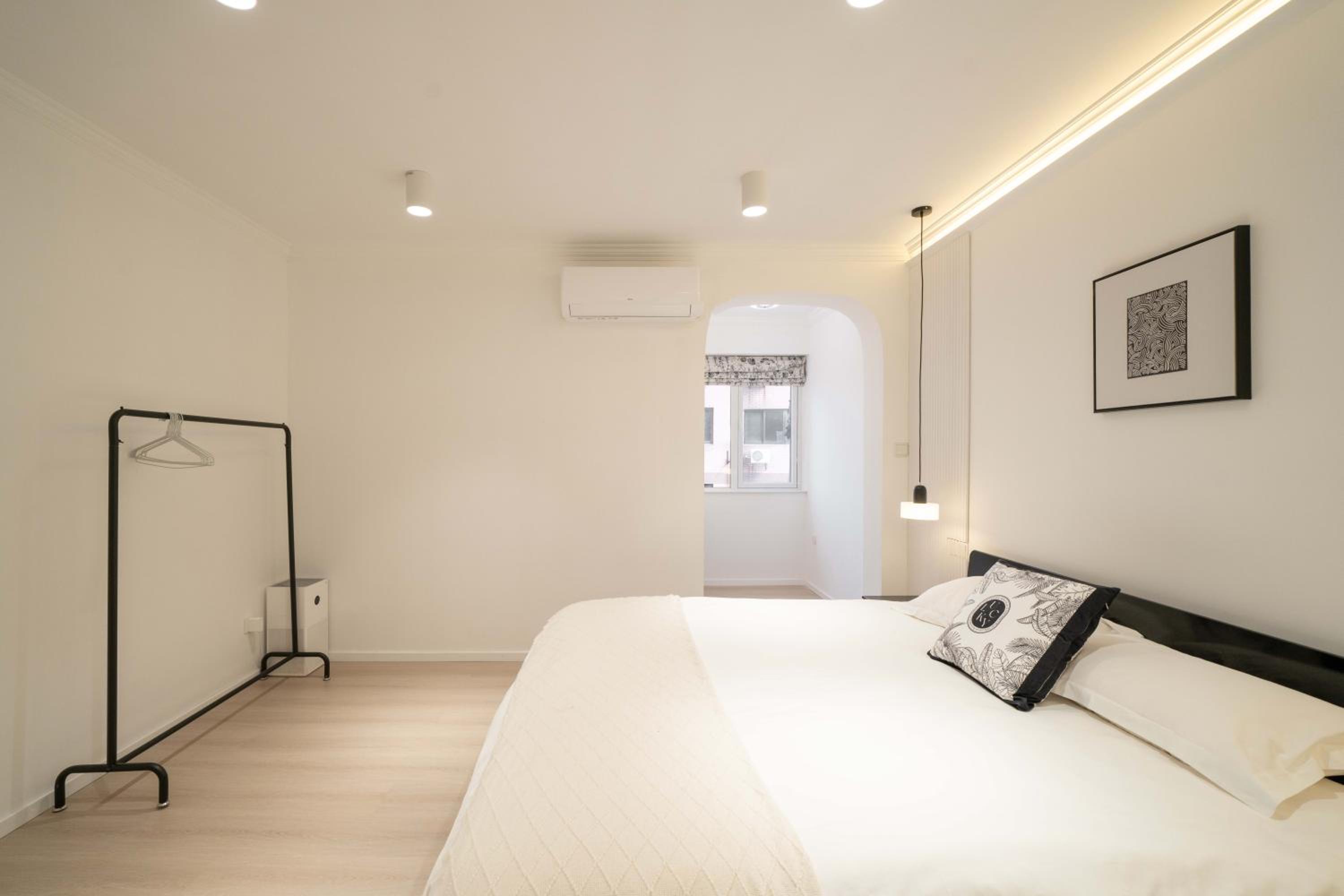 Yi Du Home with City View - Family Suite 500m to Nanjing West Rd Near People's Square -Credit Cards Accepted