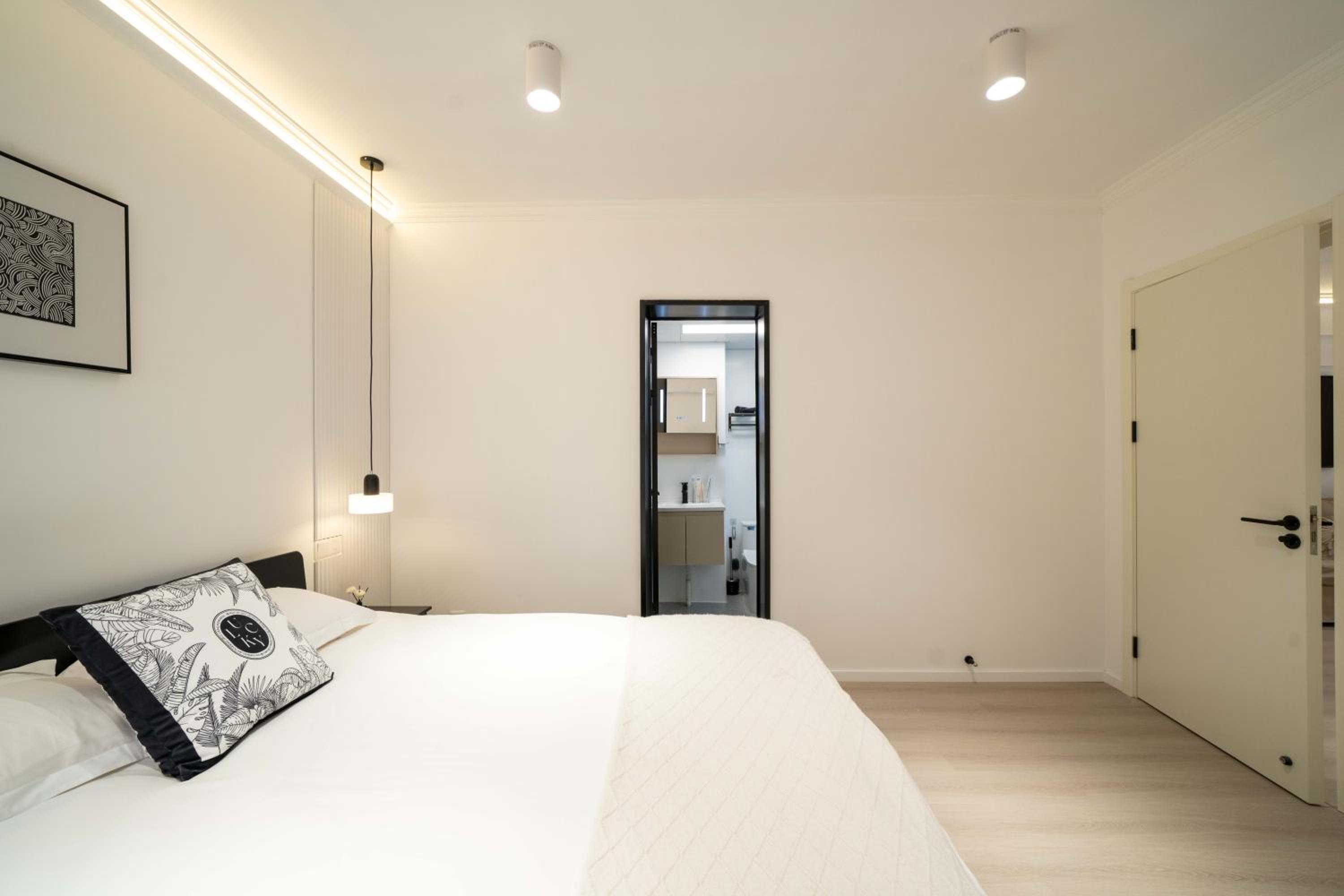 Yi Du Home with City View - Family Suite 500m to Nanjing West Rd Near People's Square -Credit Cards Accepted