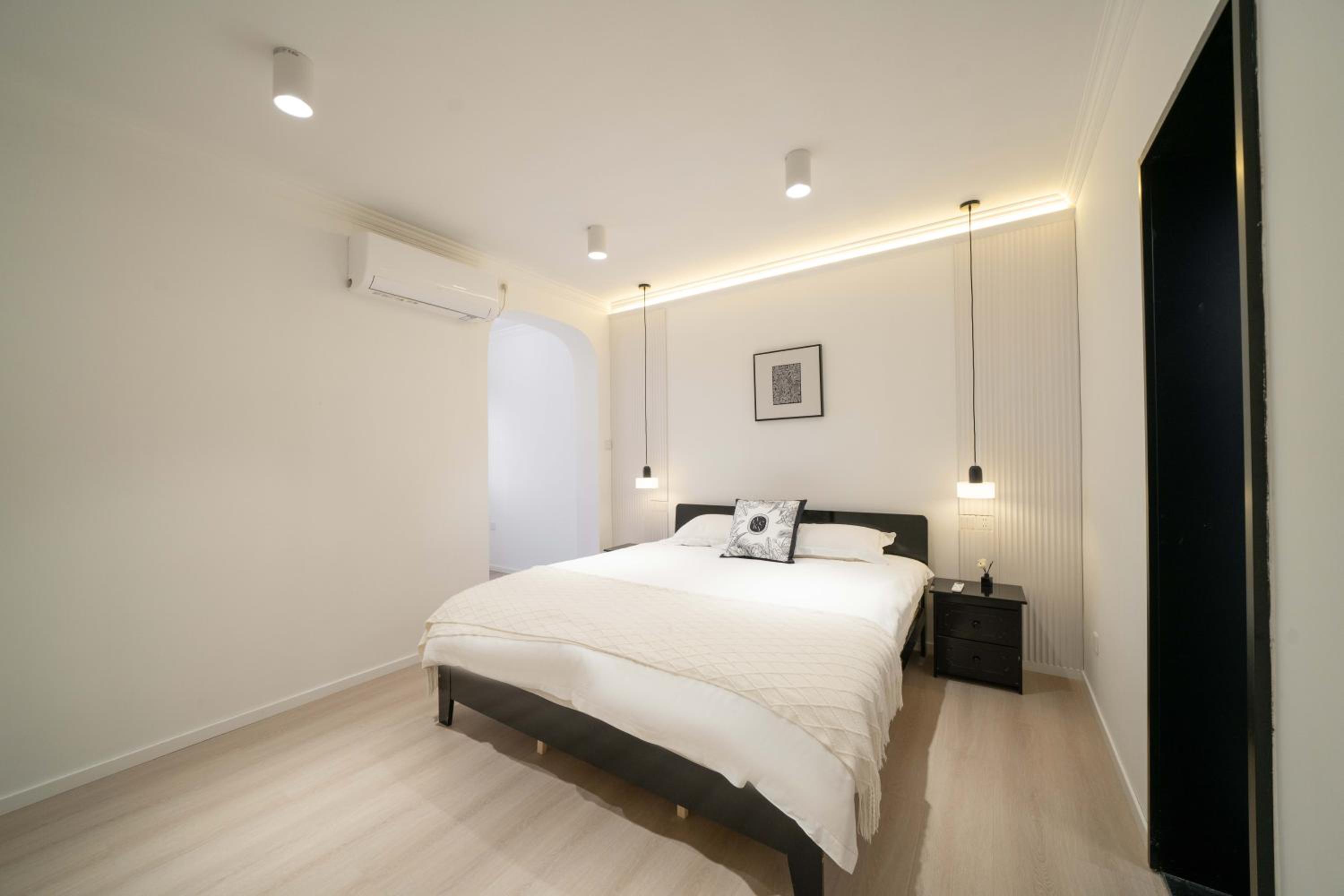 Yi Du Home with City View - Family Suite 500m to Nanjing West Rd Near People's Square -Credit Cards Accepted