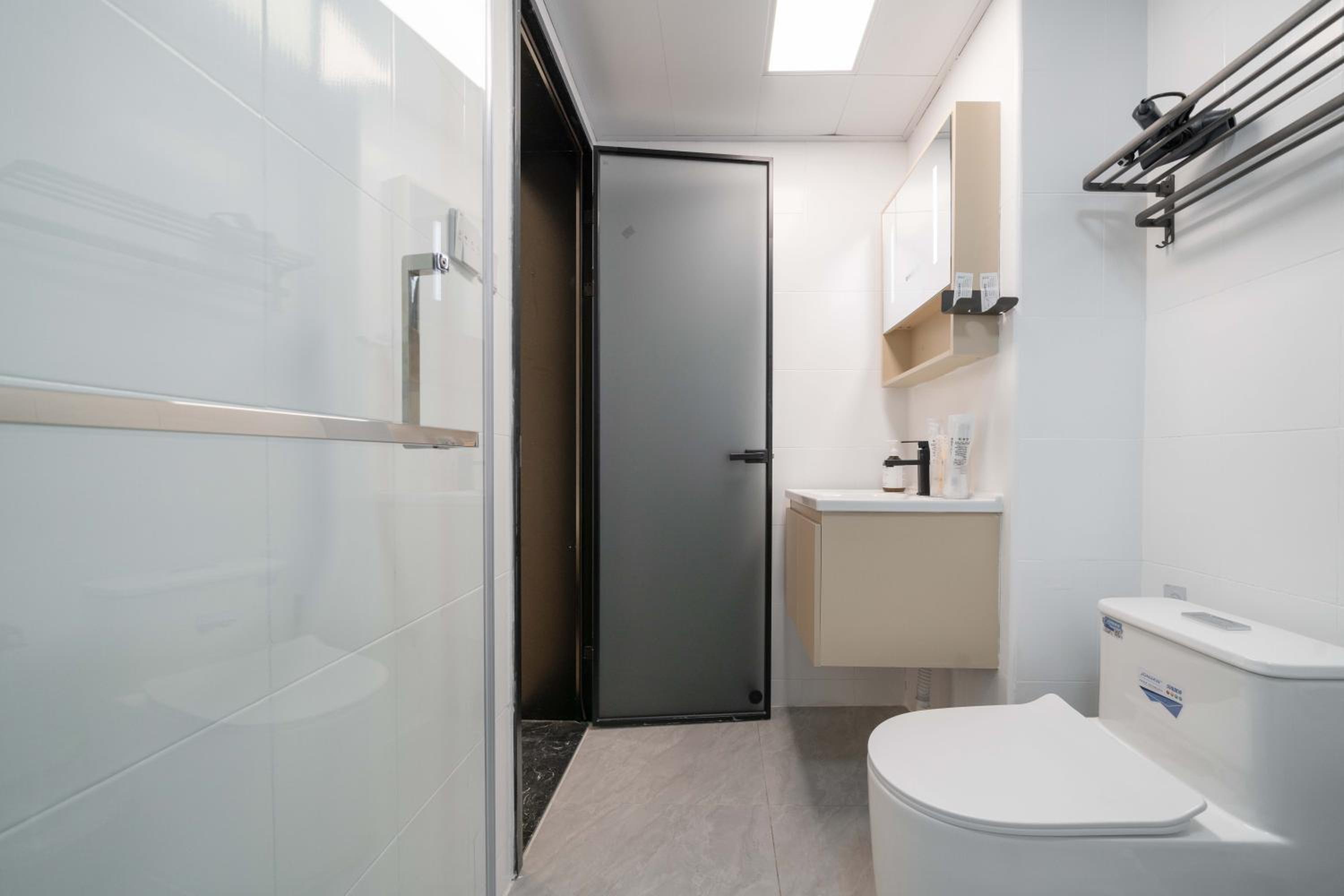 Yi Du Home with City View - Family Suite 500m to Nanjing West Rd Near People's Square -Credit Cards Accepted