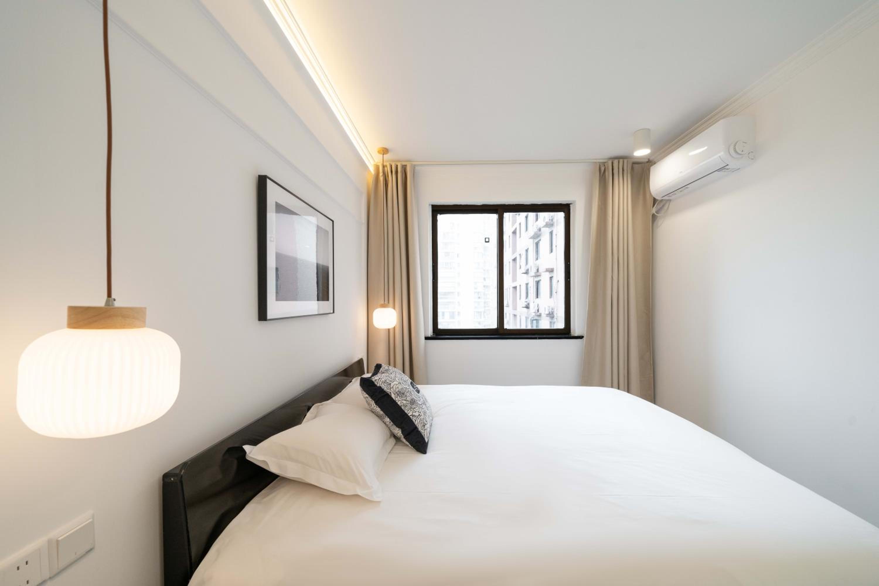 Yi Du Home with City View - Family Suite 500m to Nanjing West Rd Near People's Square -Credit Cards Accepted