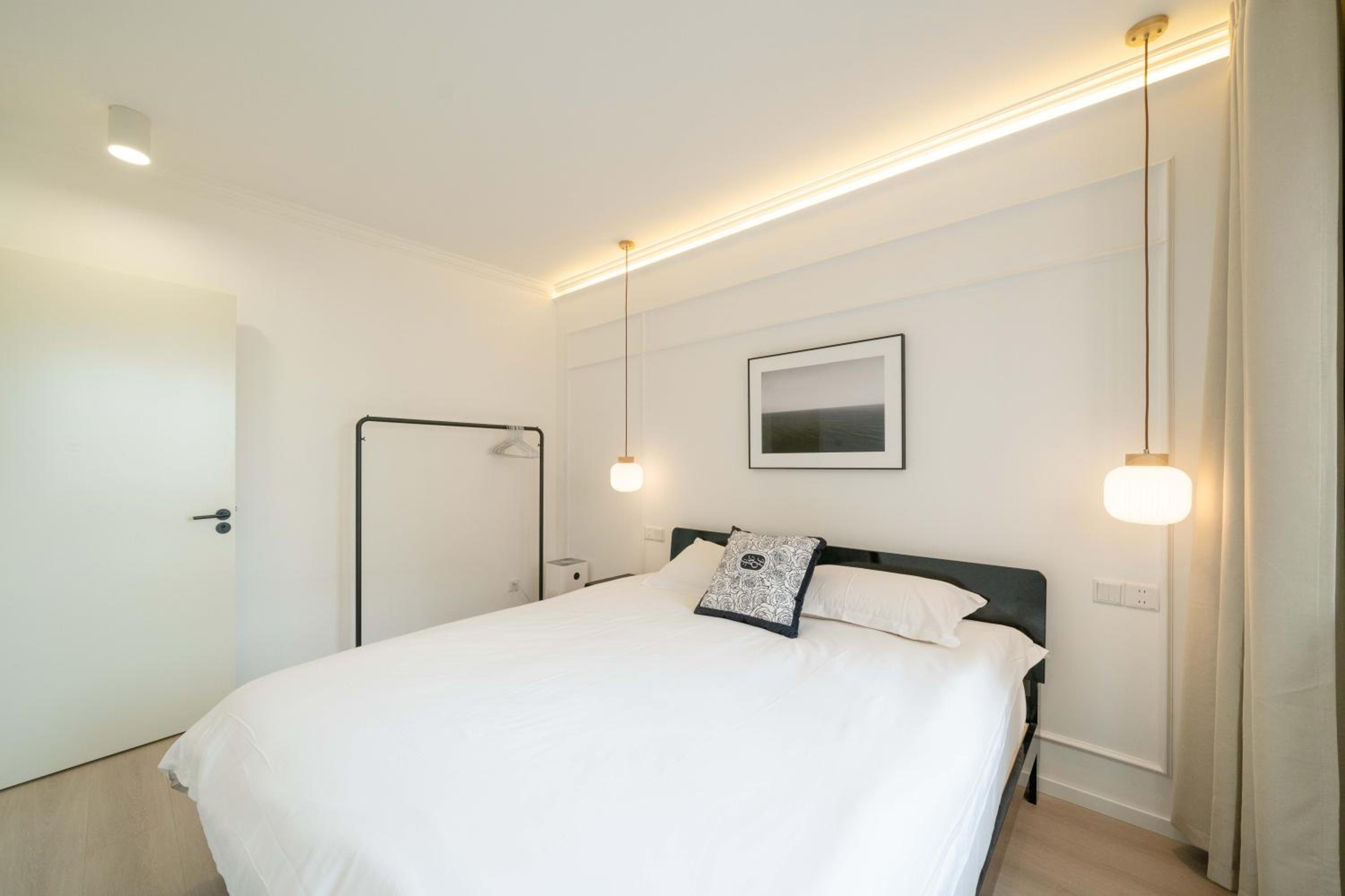 Yi Du Home with City View - Family Suite 500m to Nanjing West Rd Near People's Square -Credit Cards Accepted