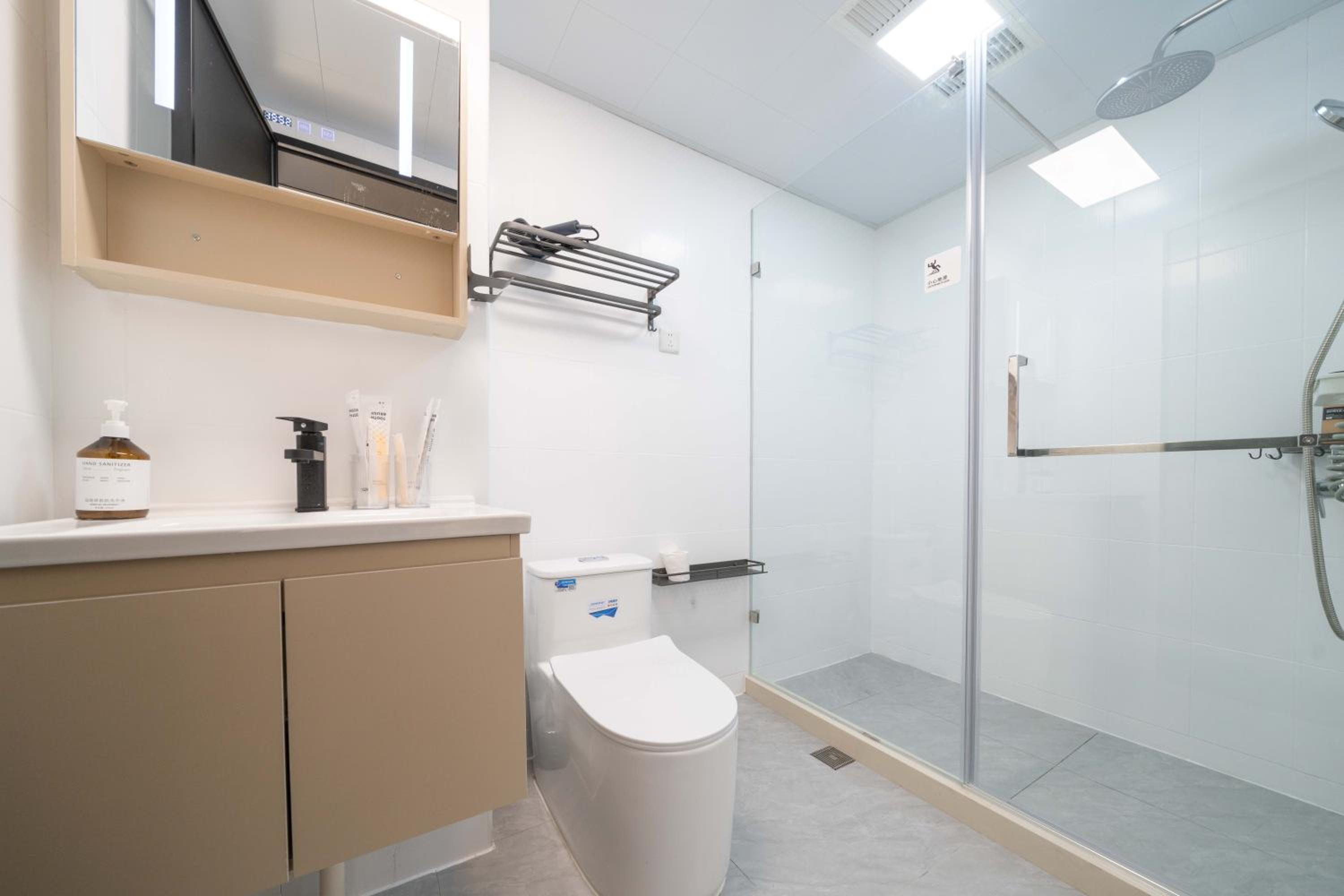 Yi Du Home with City View - Family Suite 500m to Nanjing West Rd Near People's Square -Credit Cards Accepted