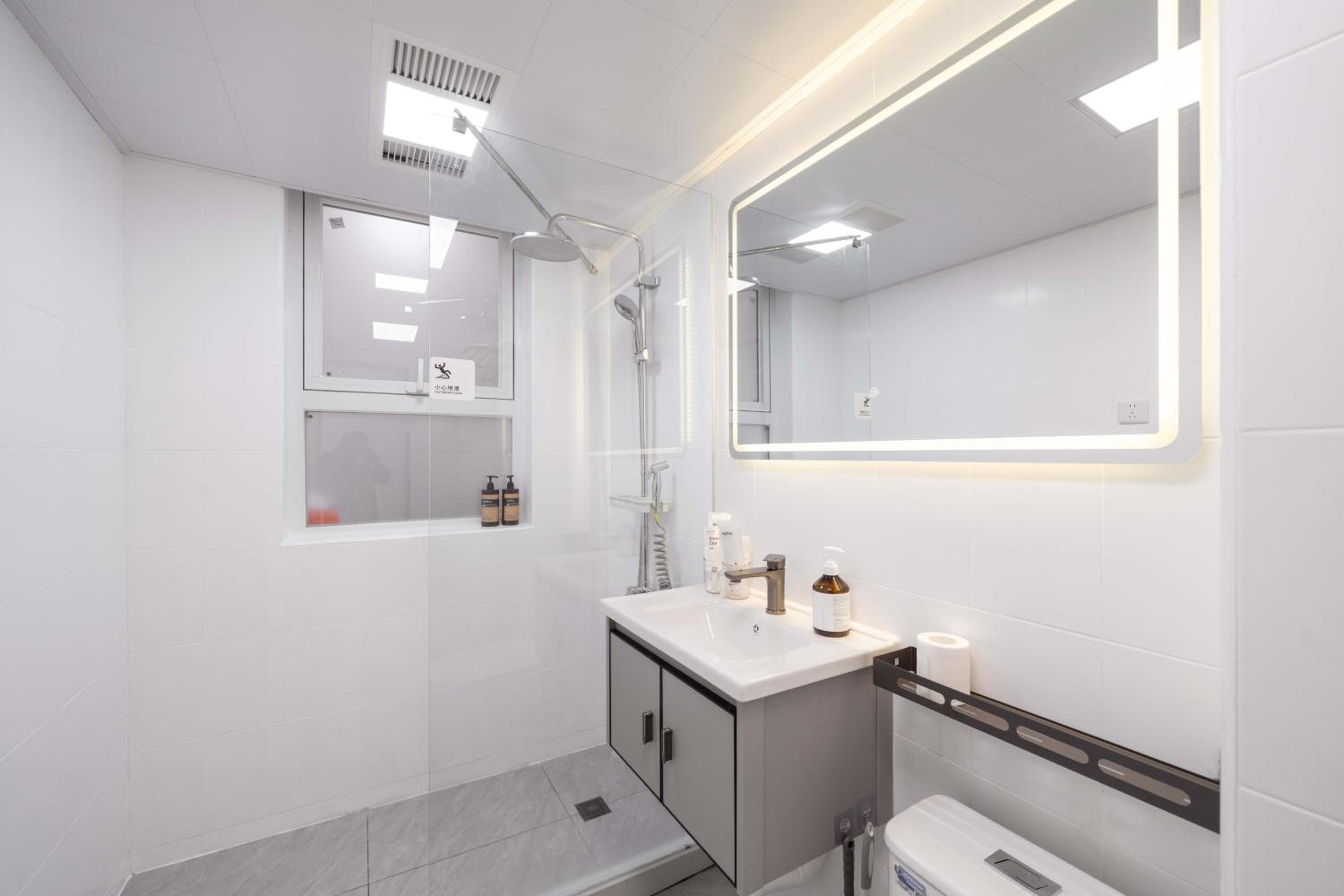 Yi Du Home with City View - Family Suite 500m to Nanjing West Rd Near People's Square -Credit Cards Accepted