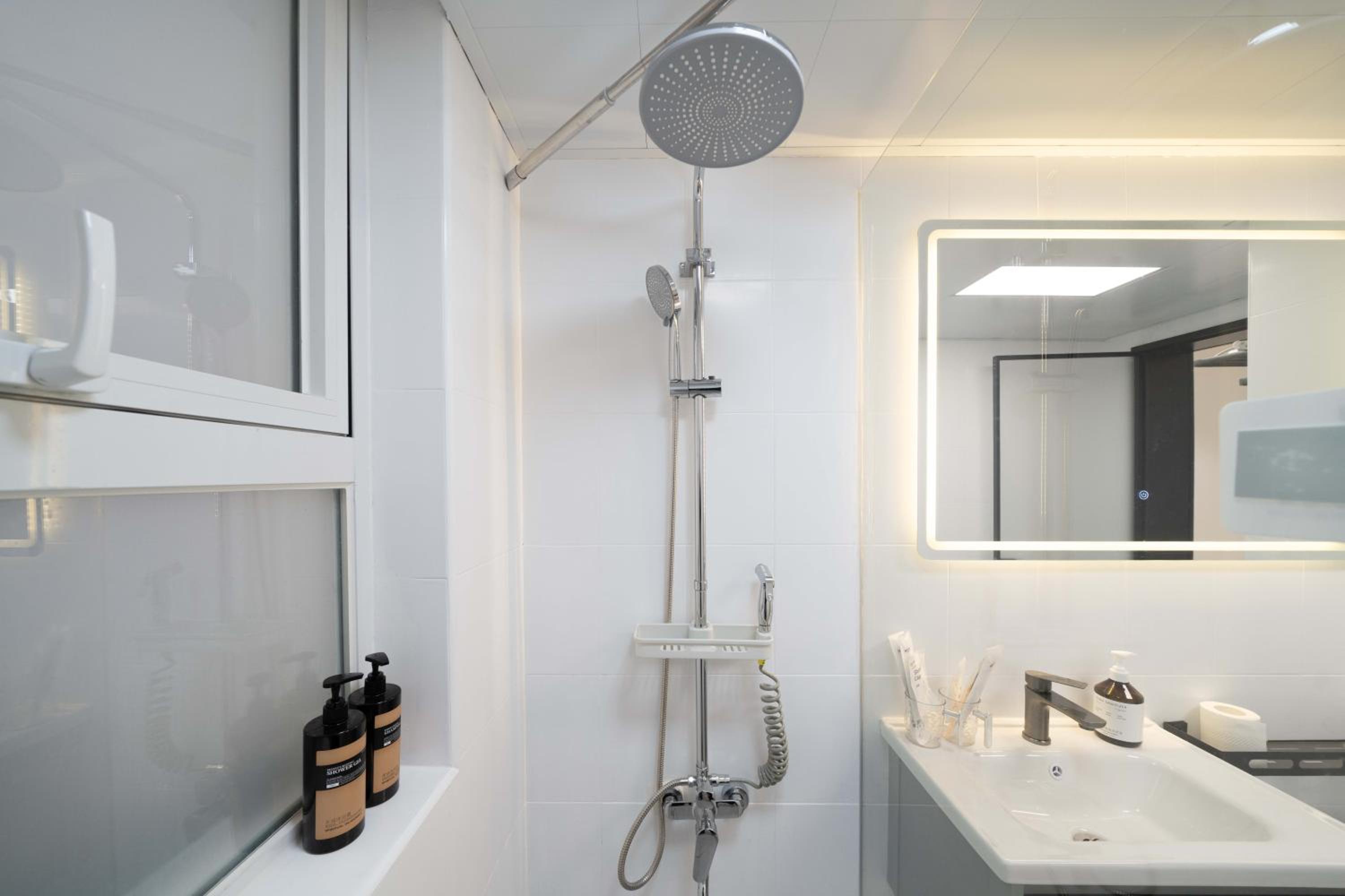 Yi Du Home with City View - Family Suite 500m to Nanjing West Rd Near People's Square -Credit Cards Accepted