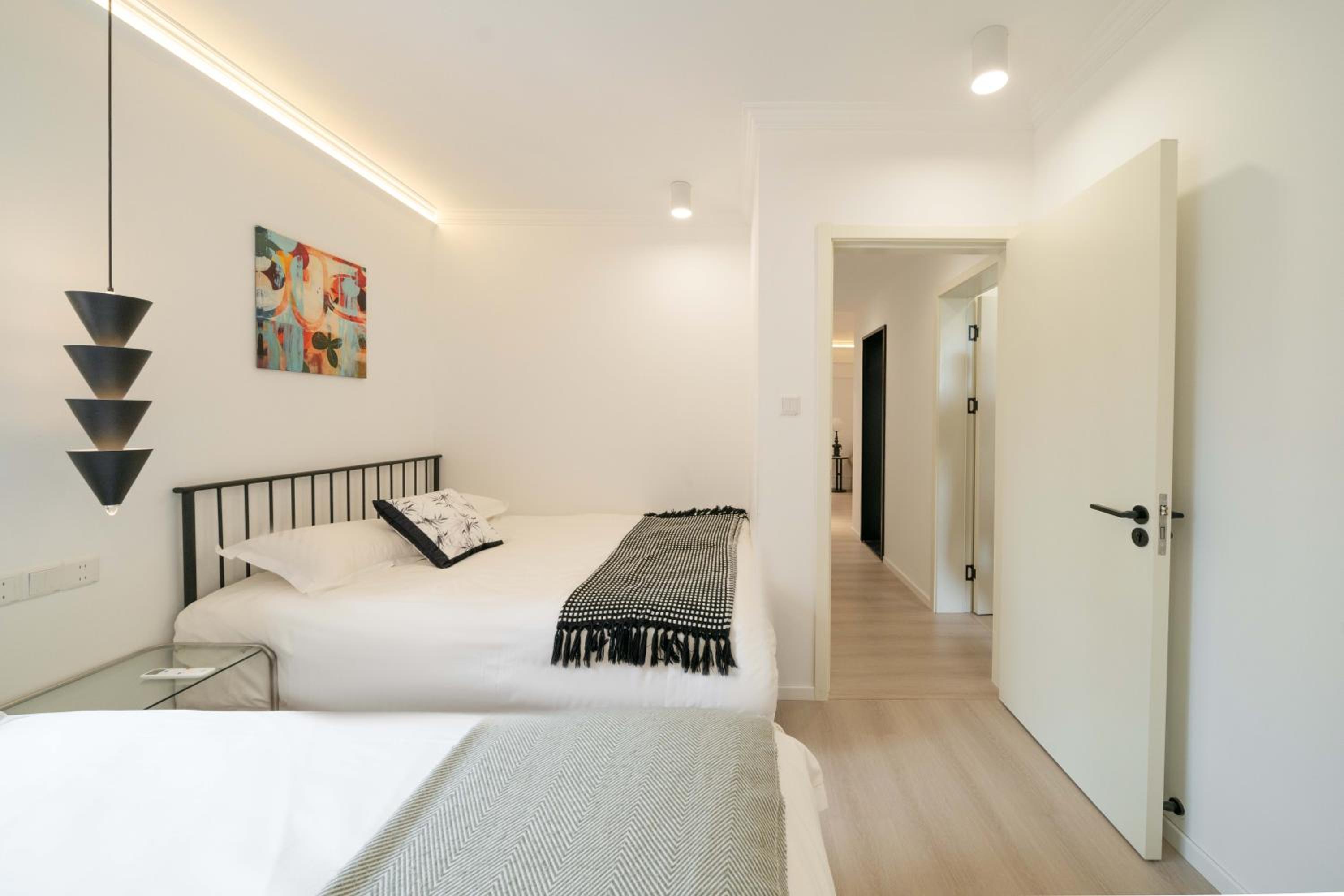 Yi Du Home with City View - Family Suite 500m to Nanjing West Rd Near People's Square -Credit Cards Accepted