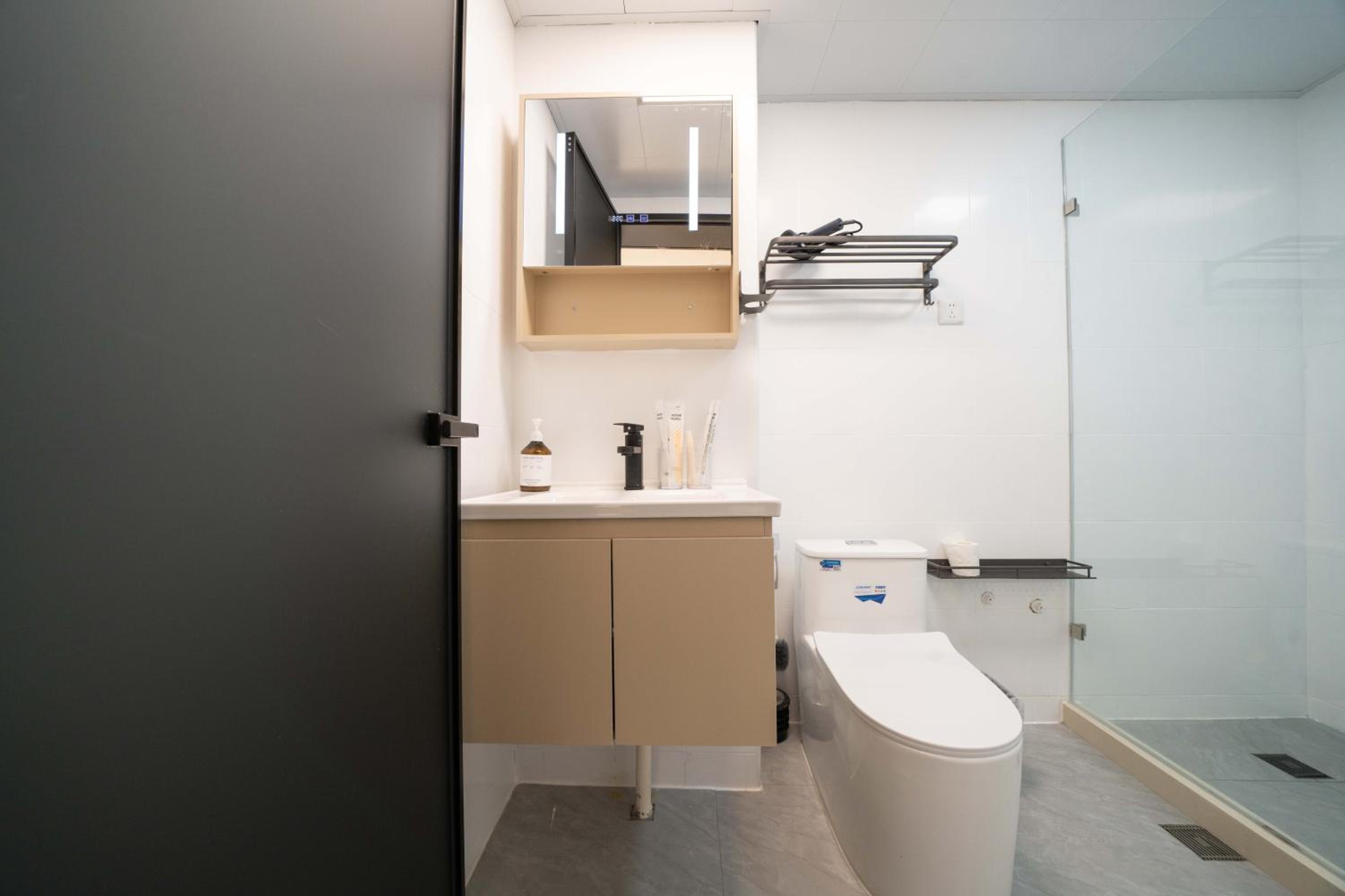 Yi Du Home with City View - Family Suite 500m to Nanjing West Rd Near People's Square -Credit Cards Accepted