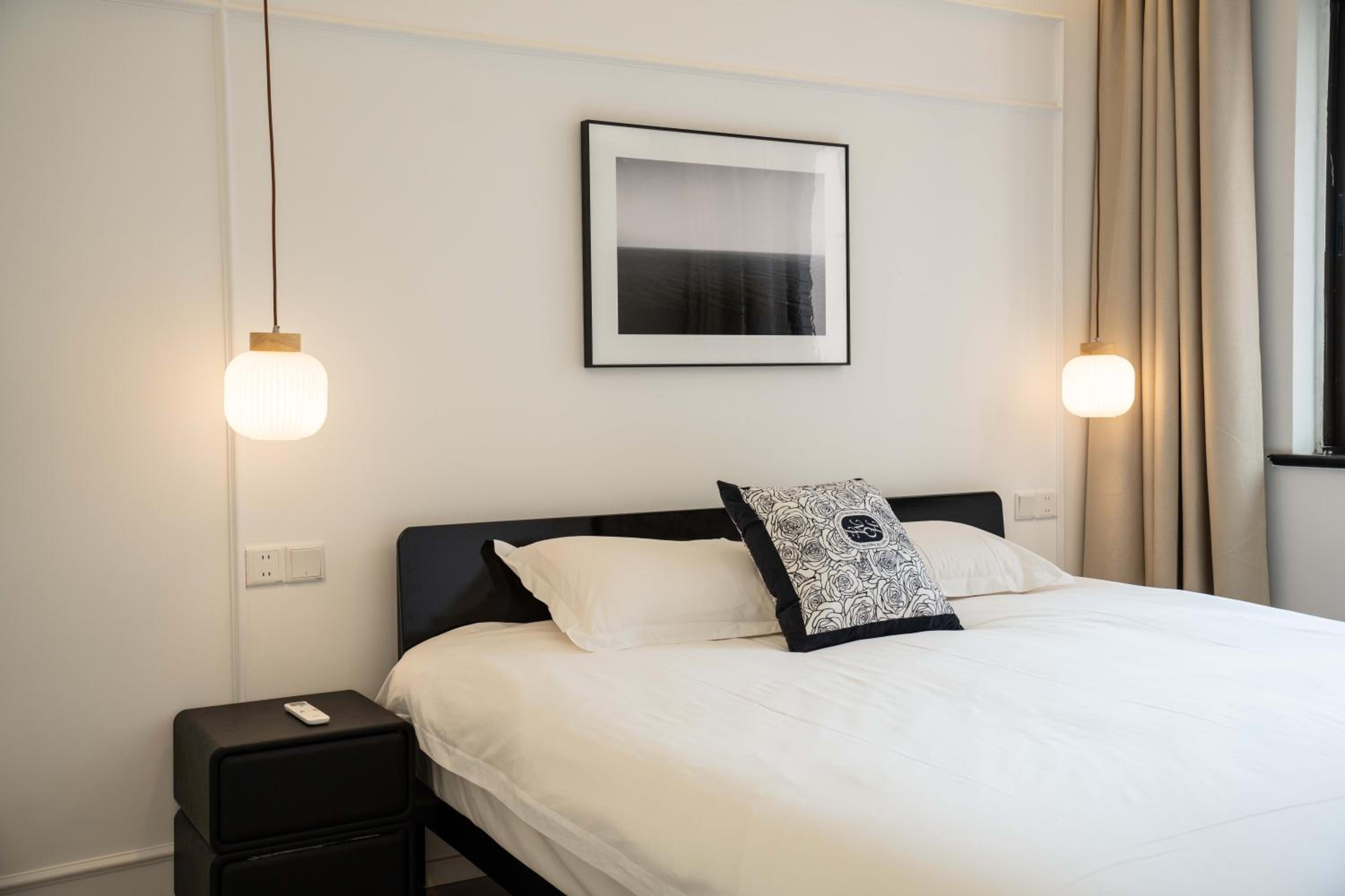 Yi Du Home with City View - Family Suite 500m to Nanjing West Rd Near People's Square -Credit Cards Accepted