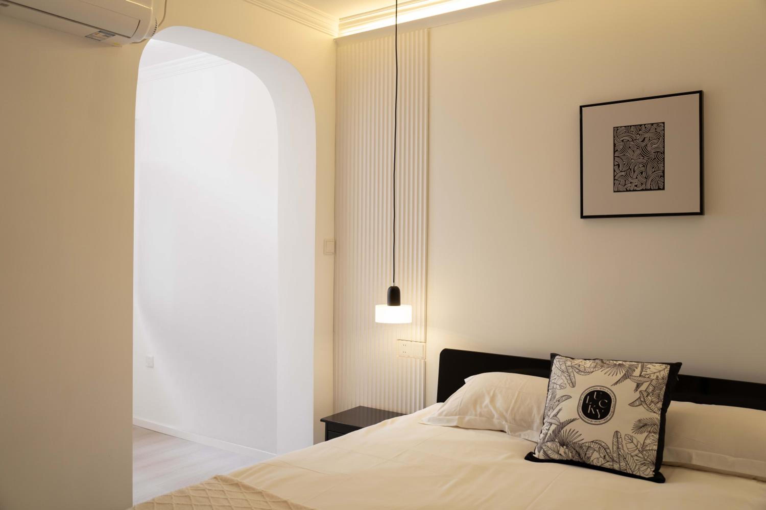 Yi Du Home with City View - Family Suite 500m to Nanjing West Rd Near People's Square -Credit Cards Accepted