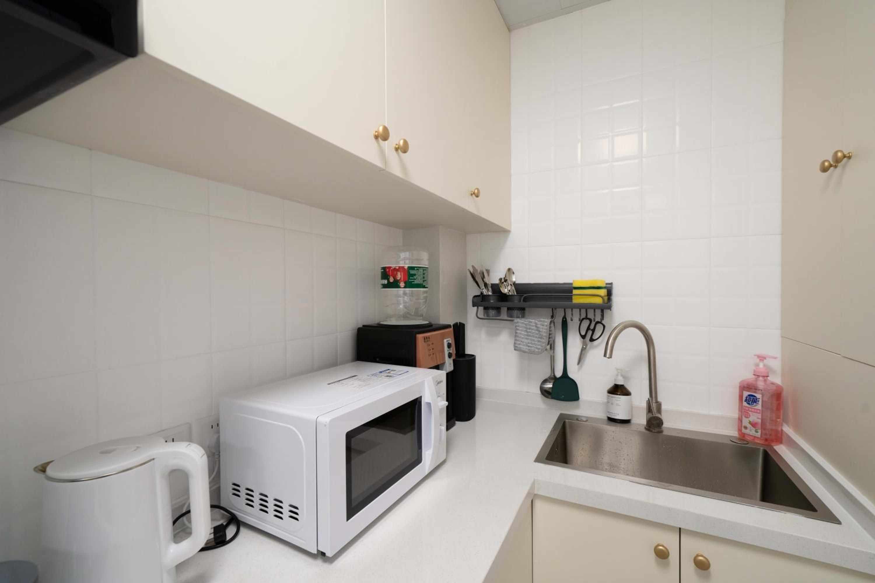 Yi Du Home with City View - Family Suite 500m to Nanjing West Rd Near People's Square -Credit Cards Accepted