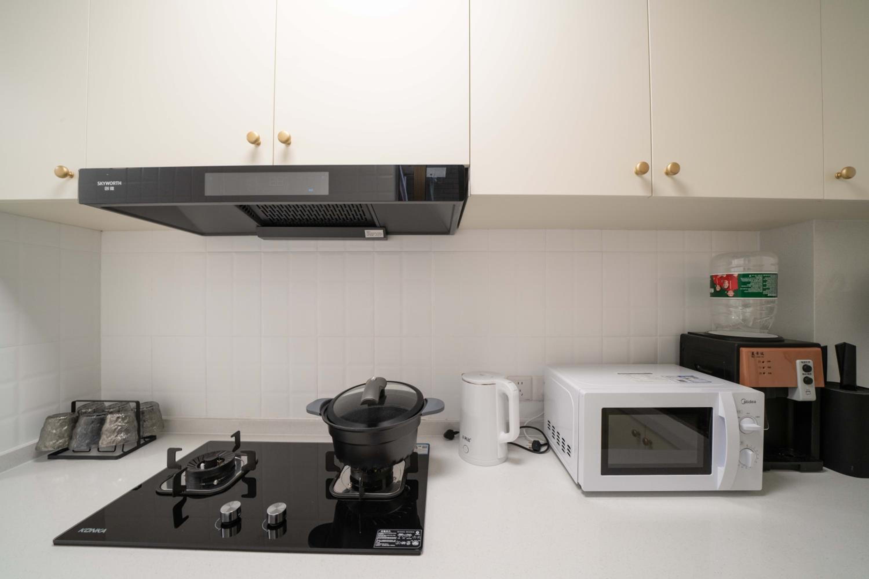 Yi Du Home with City View - Family Suite 500m to Nanjing West Rd Near People's Square -Credit Cards Accepted