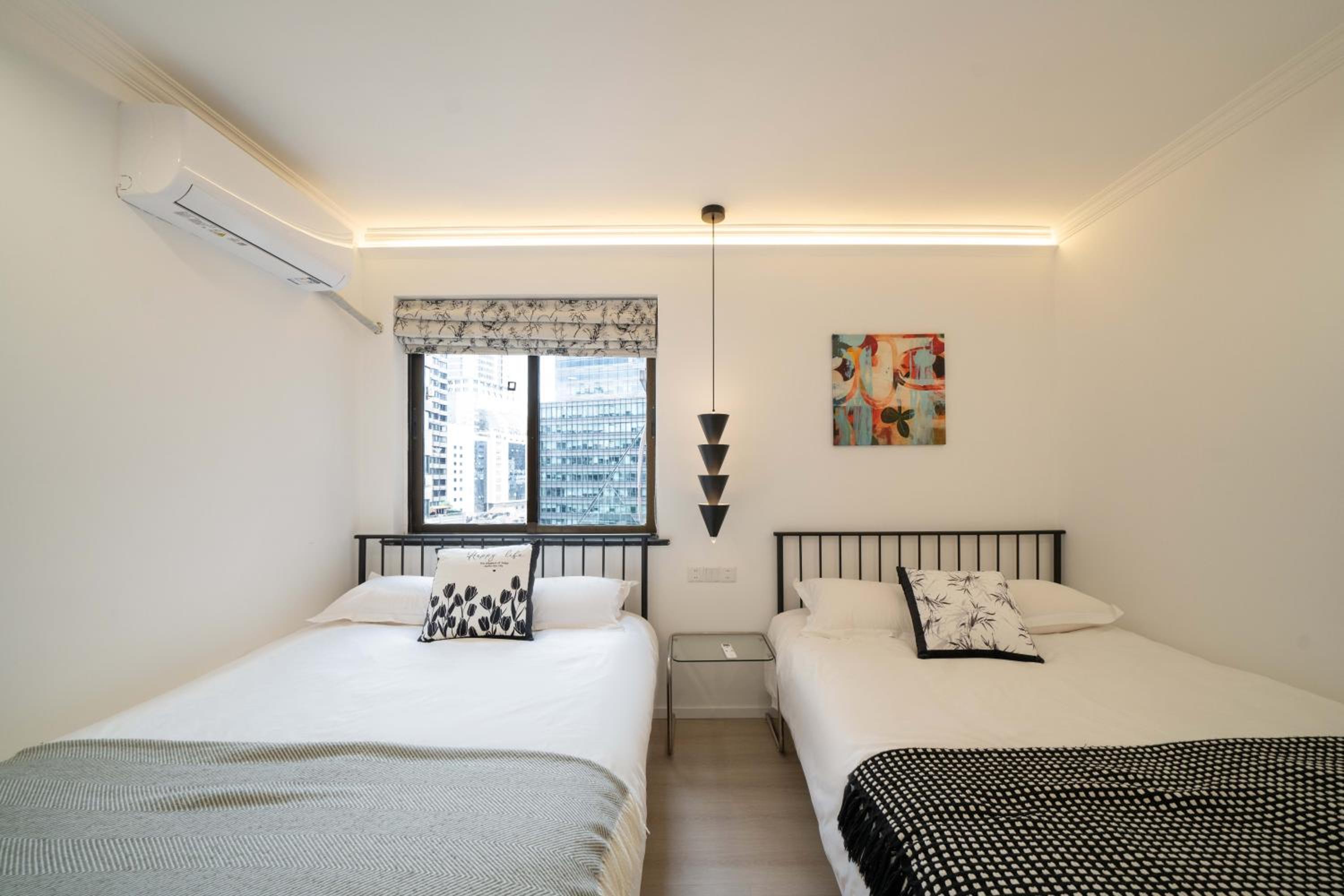 Yi Du Home with City View - Family Suite 500m to Nanjing West Rd Near People's Square -Credit Cards Accepted