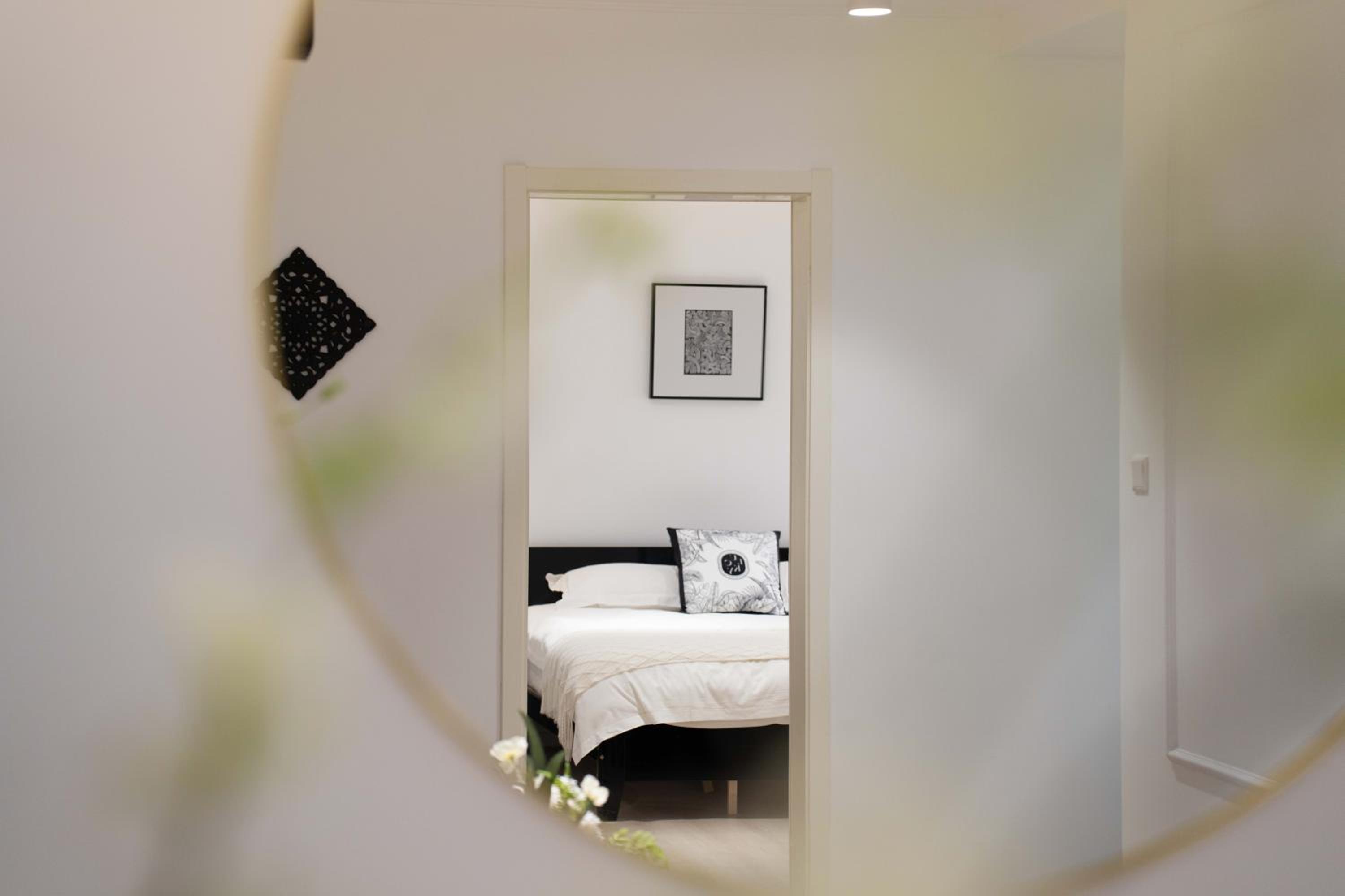 Yi Du Home with City View - Family Suite 500m to Nanjing West Rd Near People's Square -Credit Cards Accepted