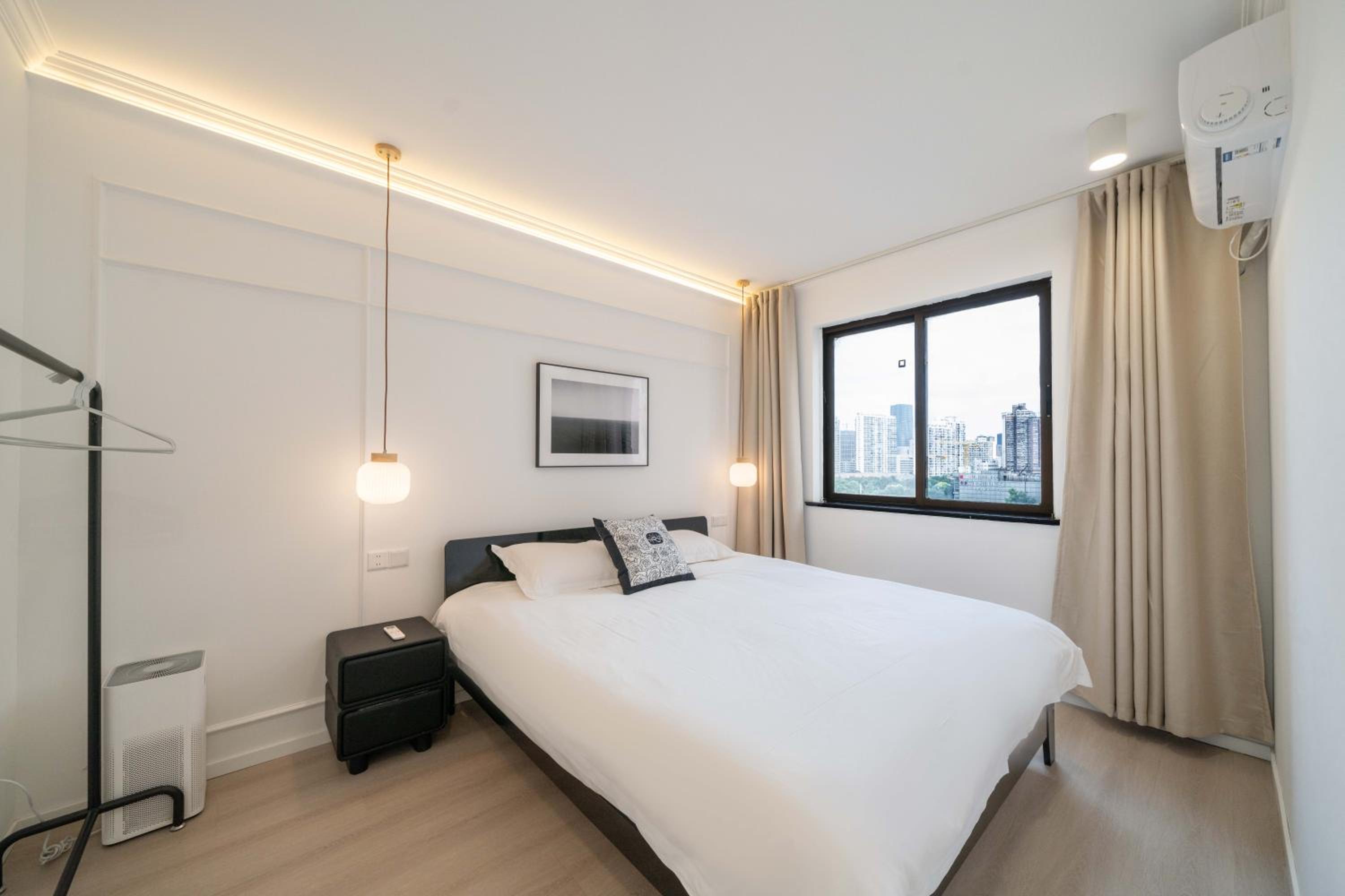 Yi Du Home with City View - Family Suite 500m to Nanjing West Rd Near People's Square -Credit Cards Accepted