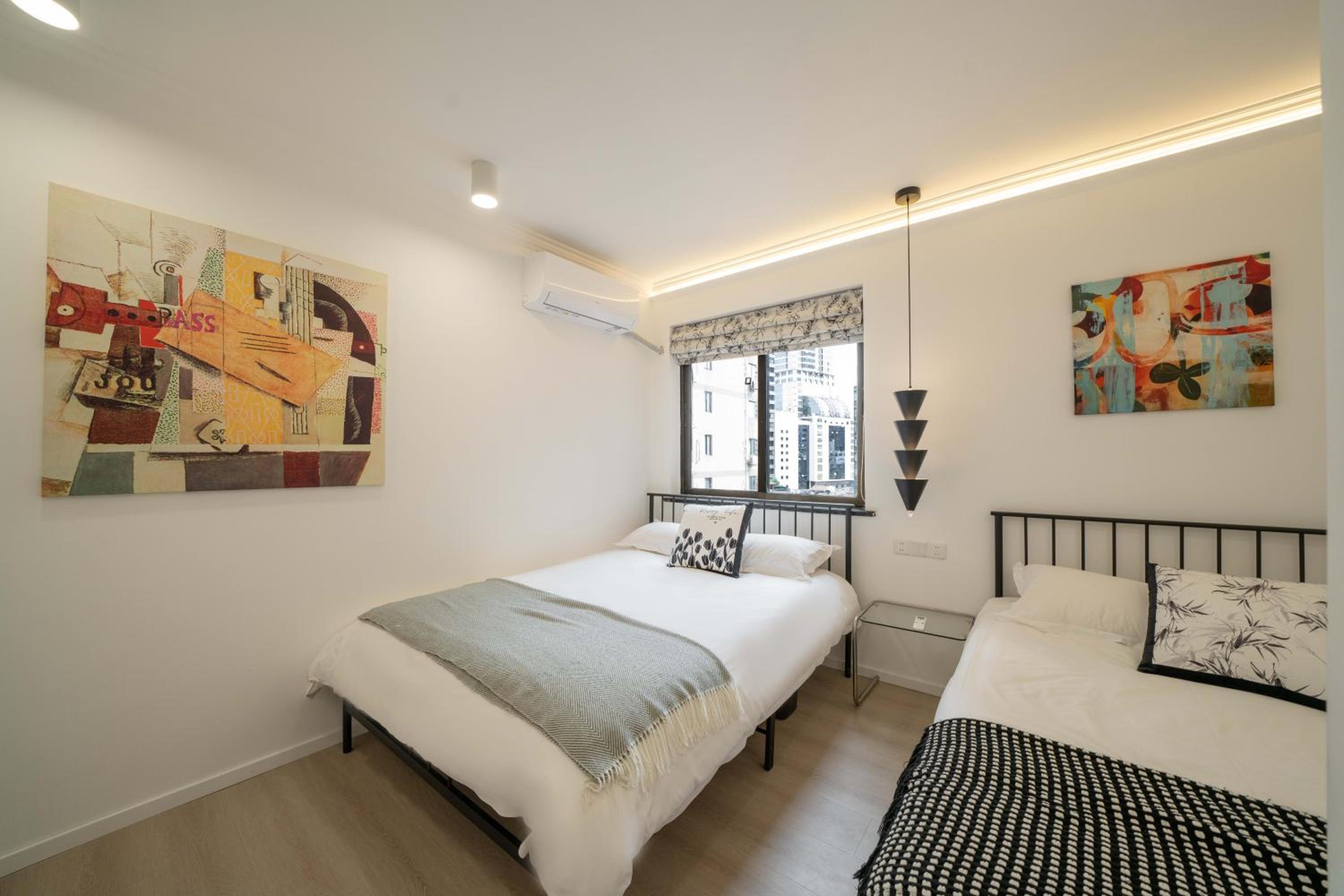 Yi Du Home with City View - Family Suite 500m to Nanjing West Rd Near People's Square -Credit Cards Accepted