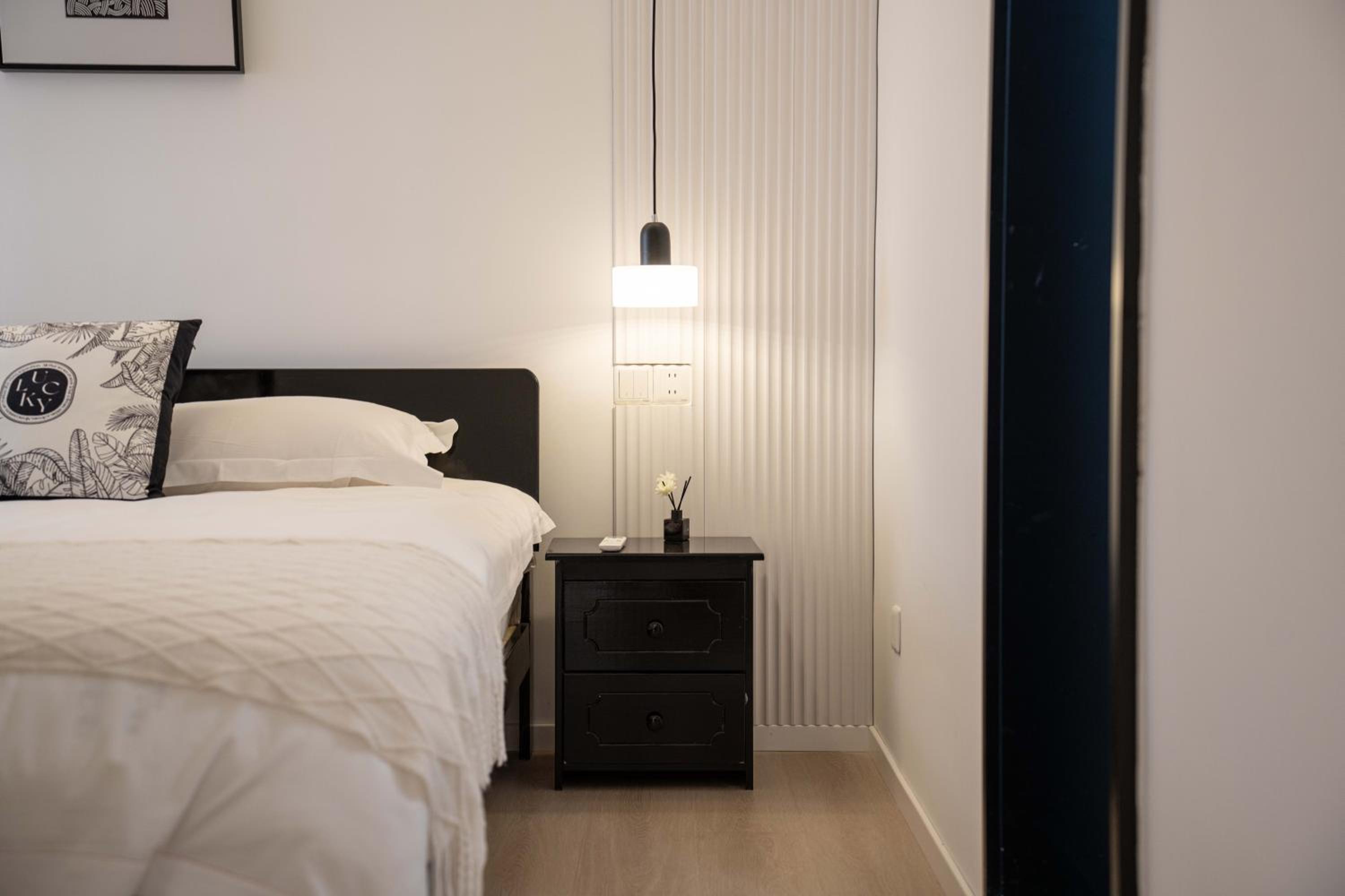 Yi Du Home with City View - Family Suite 500m to Nanjing West Rd Near People's Square -Credit Cards Accepted