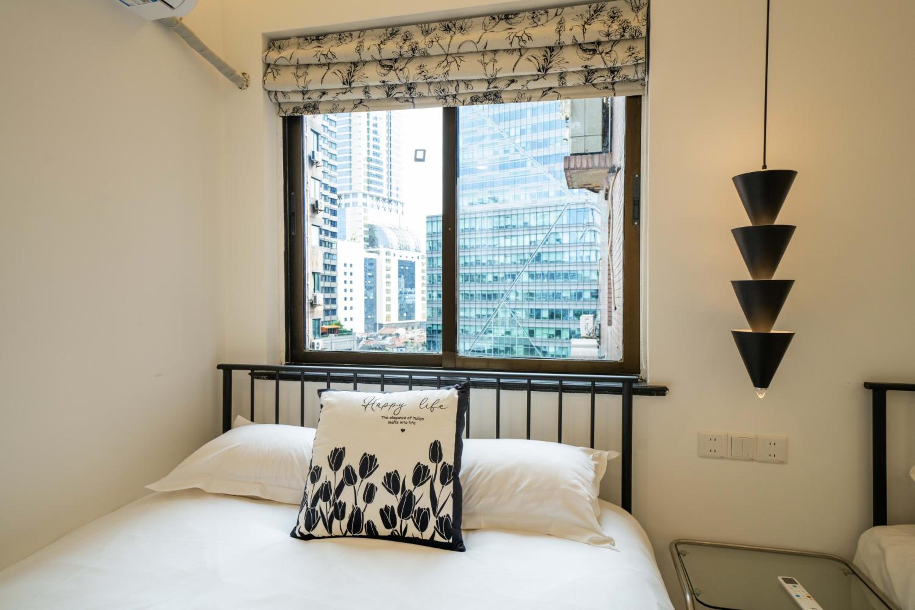Yi Du Home with City View - Family Suite 500m to Nanjing West Rd Near People's Square -Credit Cards Accepted