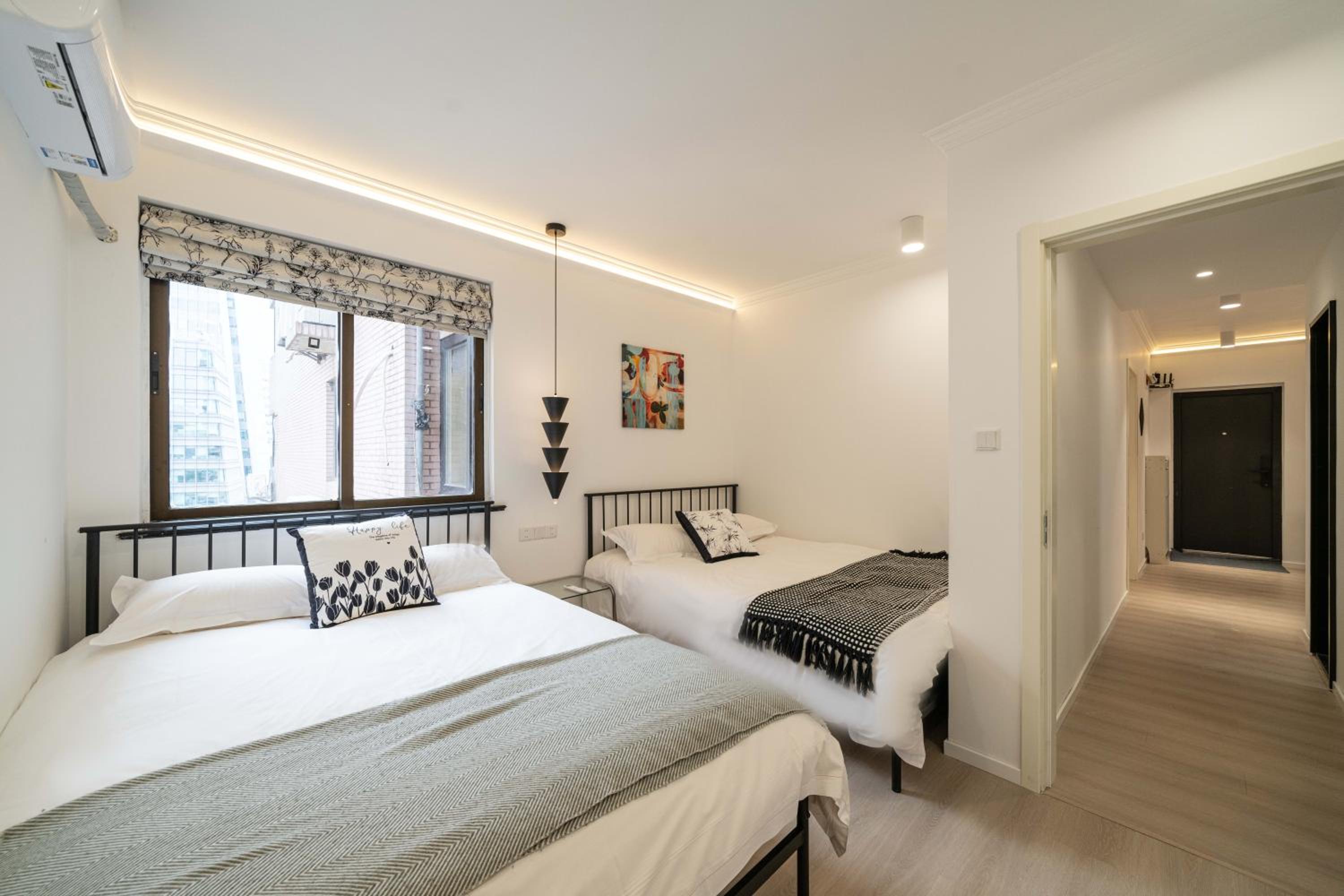 Yi Du Home with City View - Family Suite 500m to Nanjing West Rd Near People's Square -Credit Cards Accepted