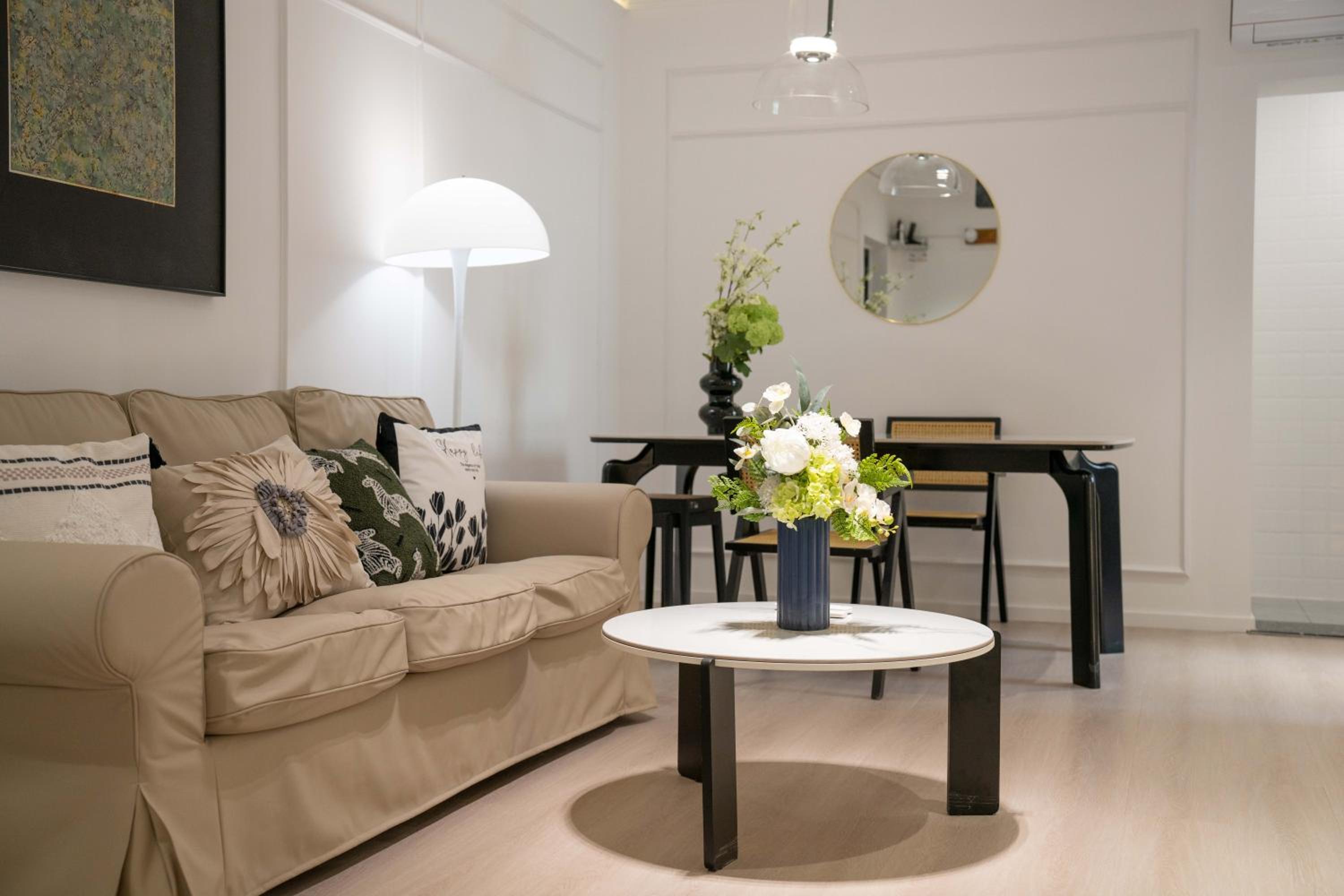 Yi Du Home with City View - Family Suite 500m to Nanjing West Rd Near People's Square -Credit Cards Accepted